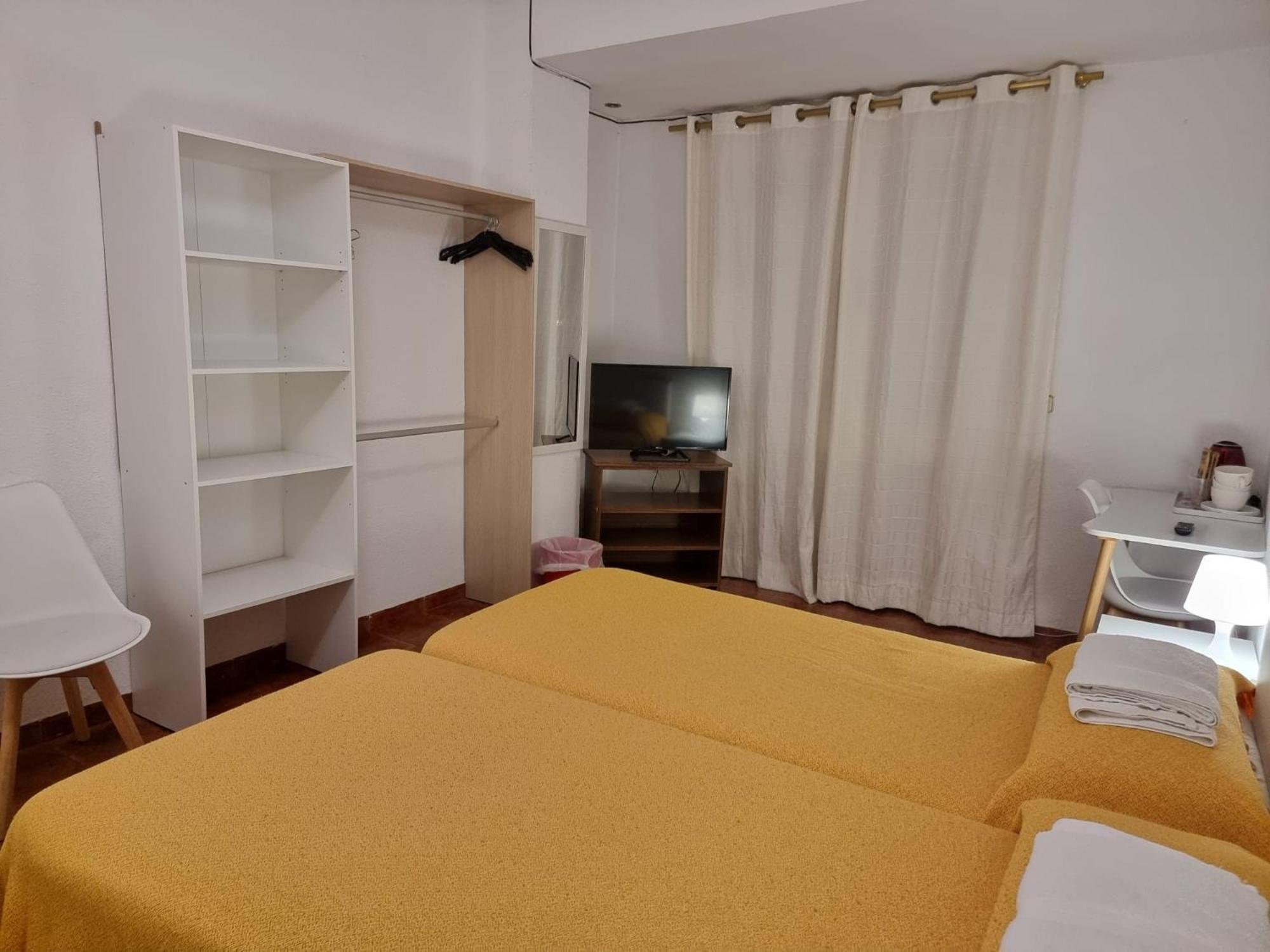Habitación Triple Básica con baño compartido