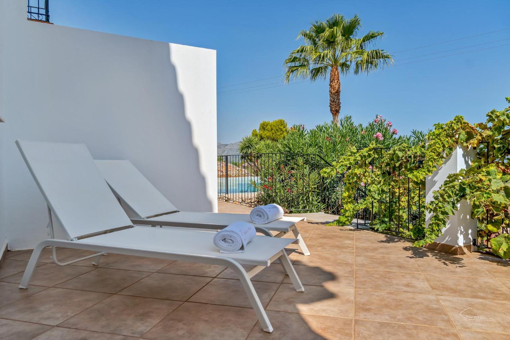 Habitación con cama extragrande y vistas al mar