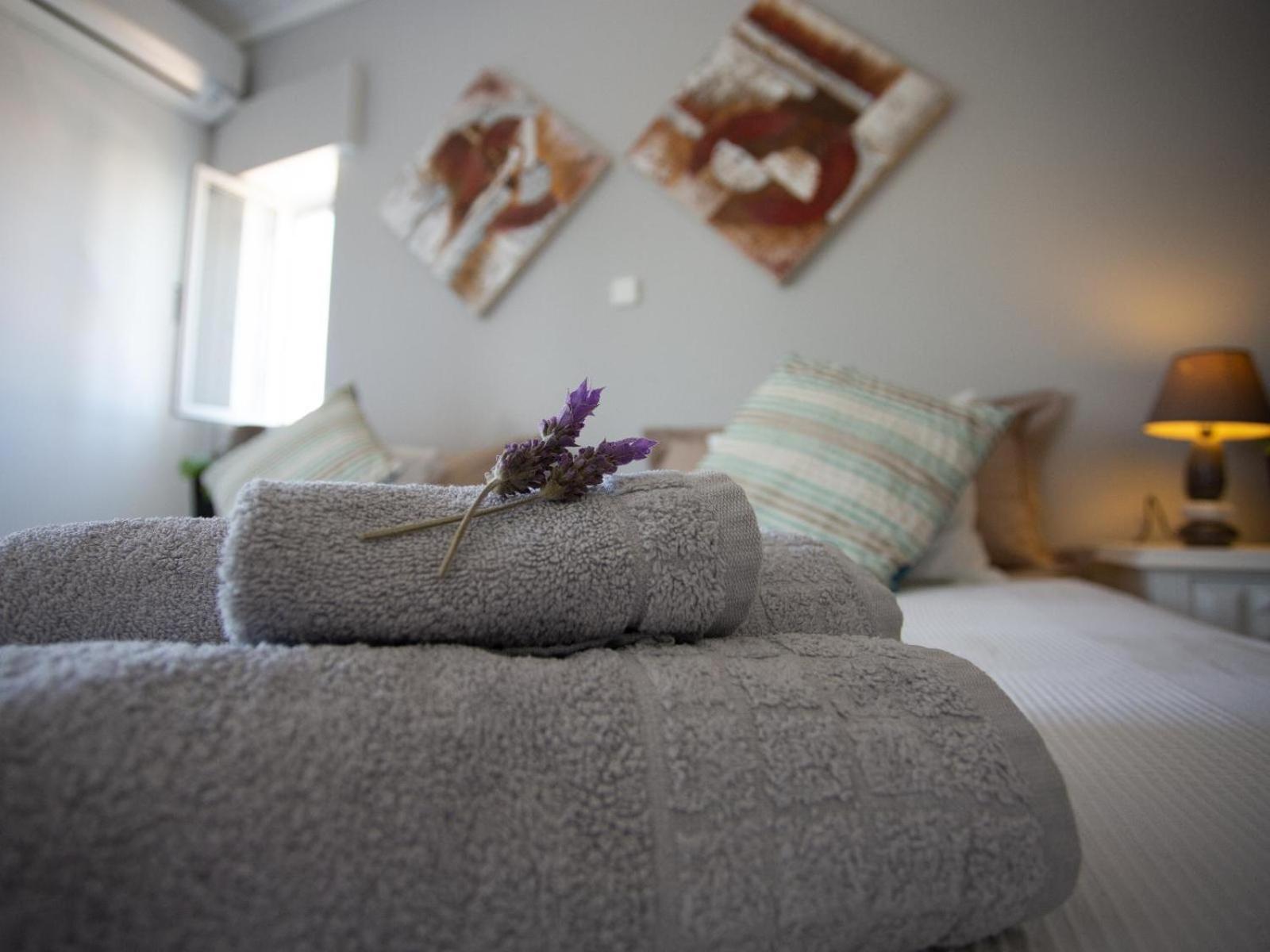 Habitación con cama grande y balcón