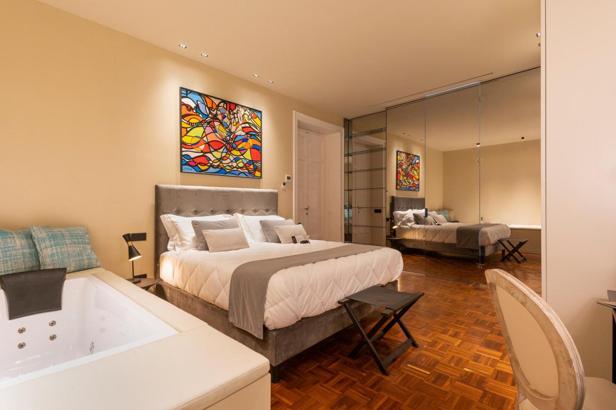 Zimmer mit Kingsize-Bett und Whirlpool