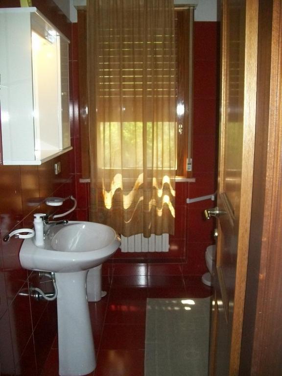 Camera Matrimoniale/Doppia con Letti Singoli con Bagno in Comune