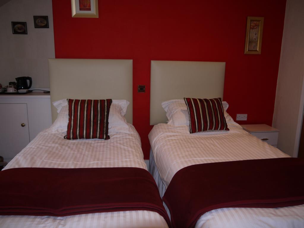 Ensuite Twin Room,211493159:JPEG