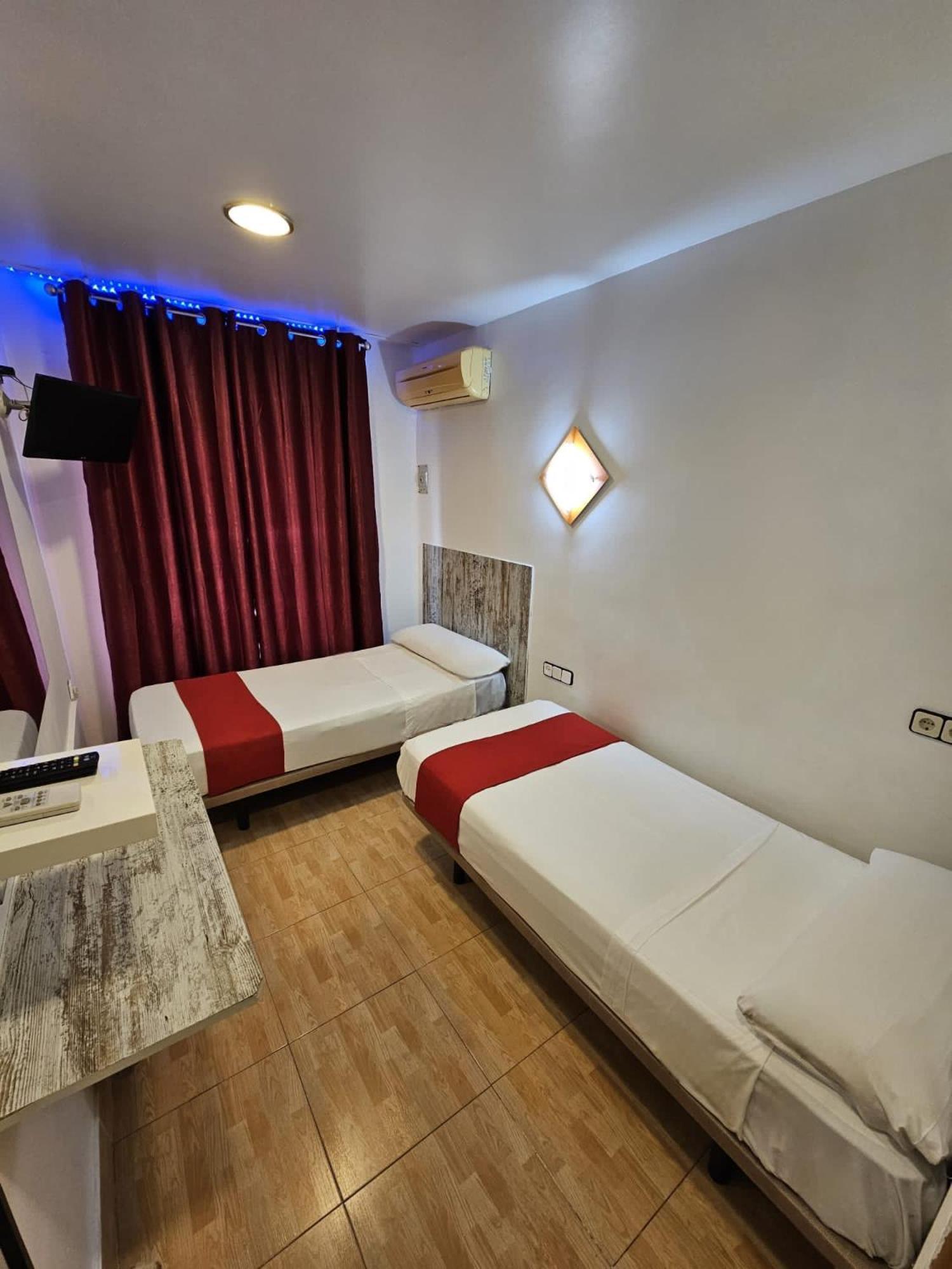 Twin Room,1527025429:JPEG