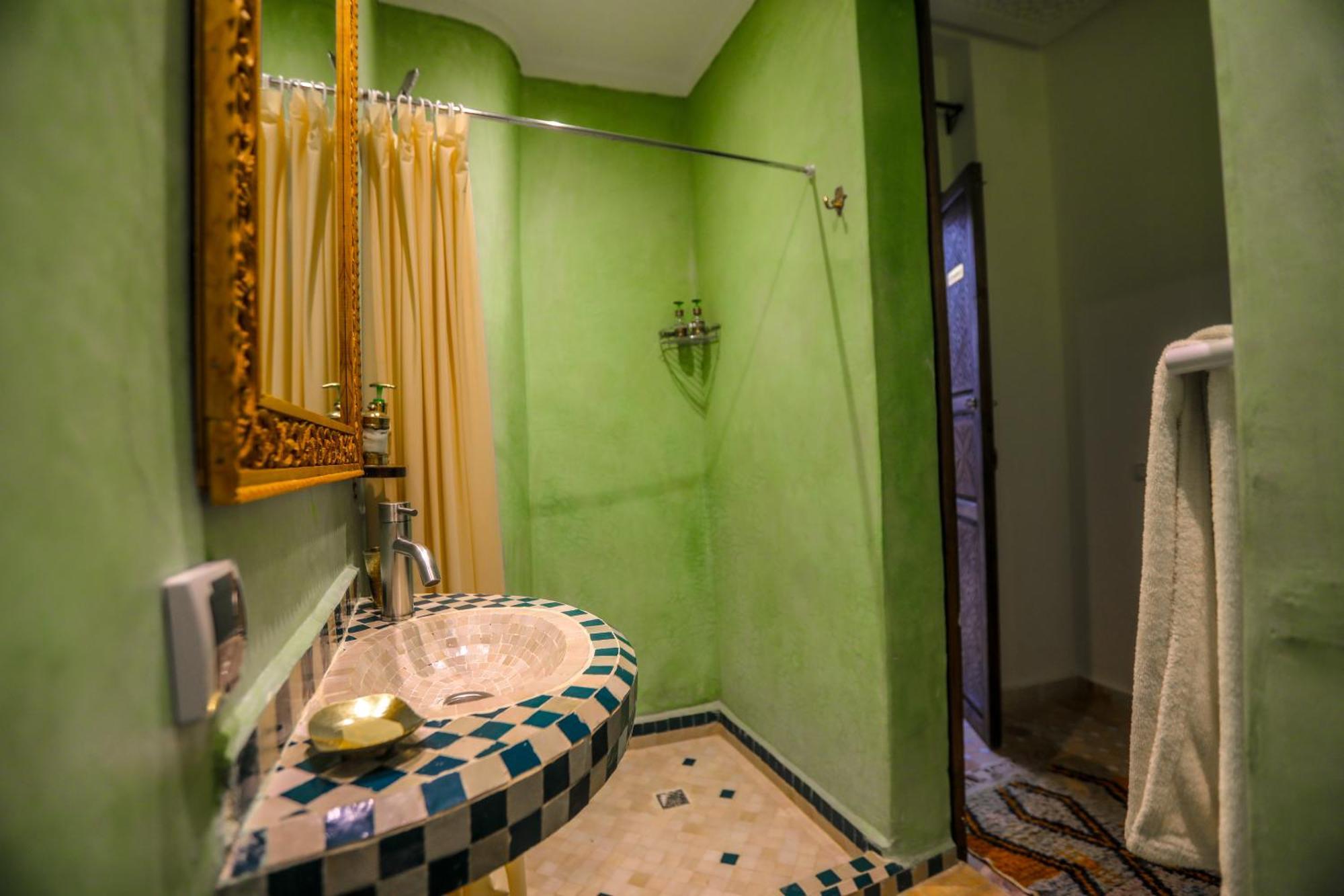Double Room,1532051317:JPEG
