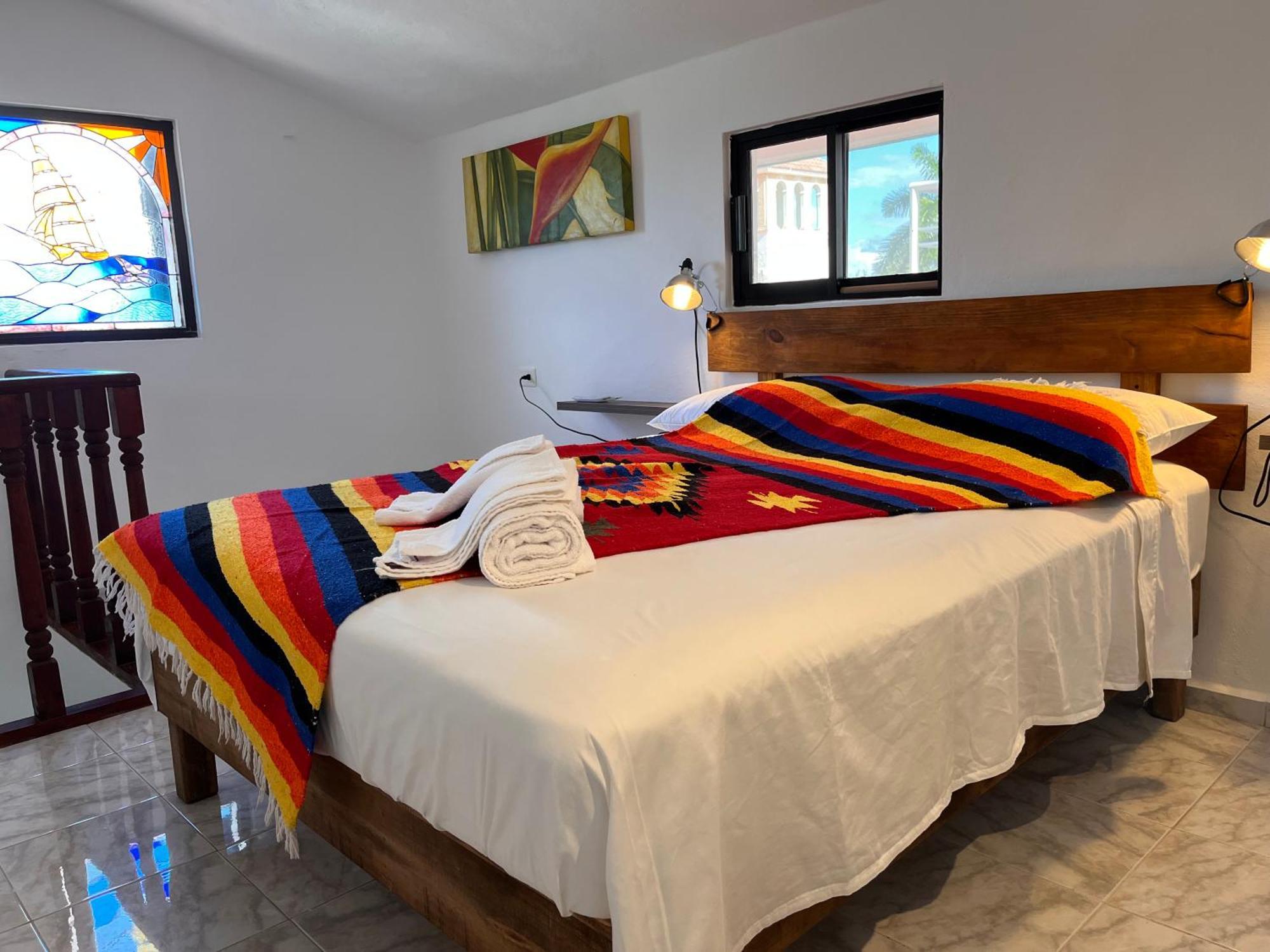 Habitación con cama grande y balcón