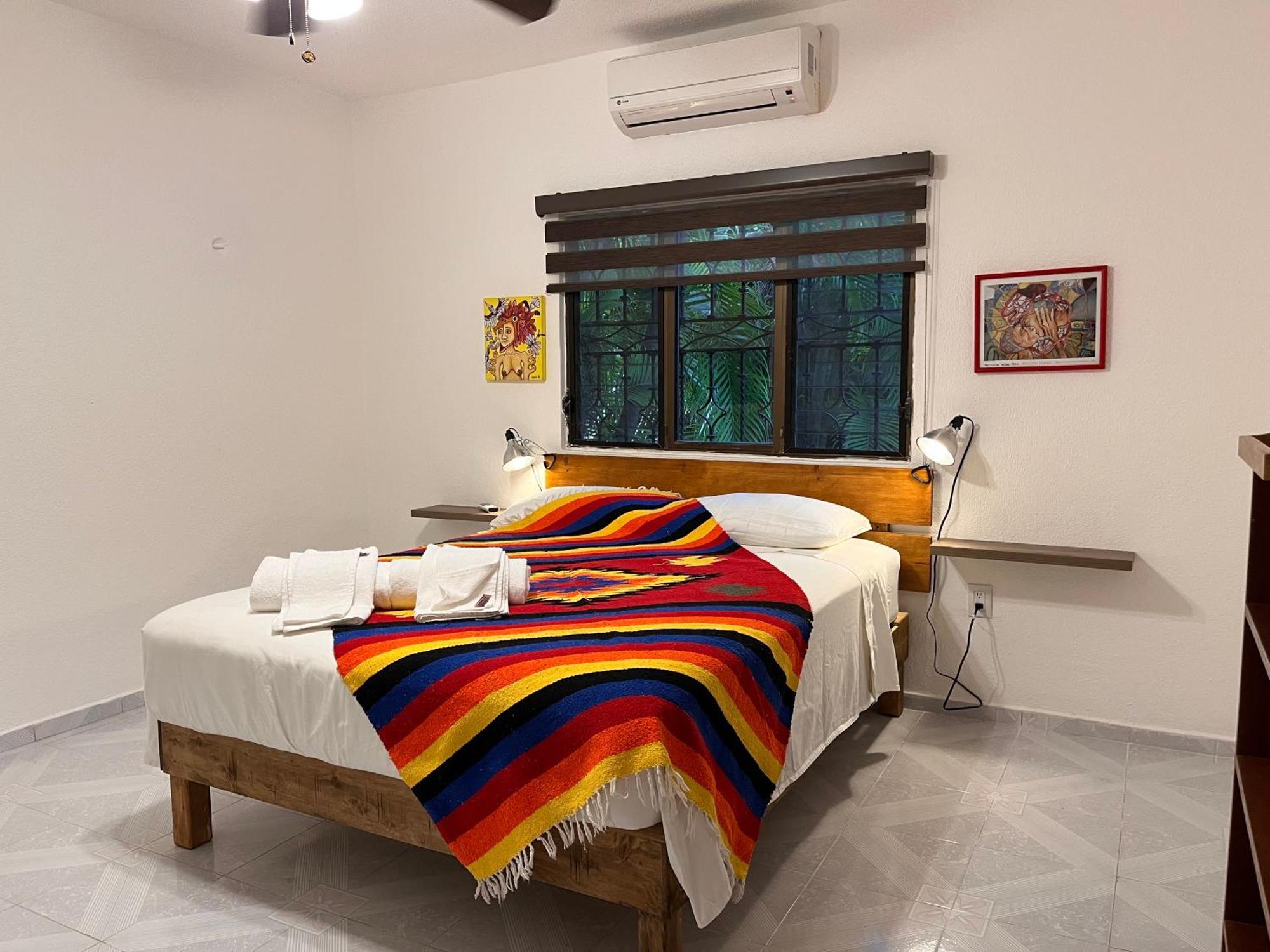 Habitación con cama grande