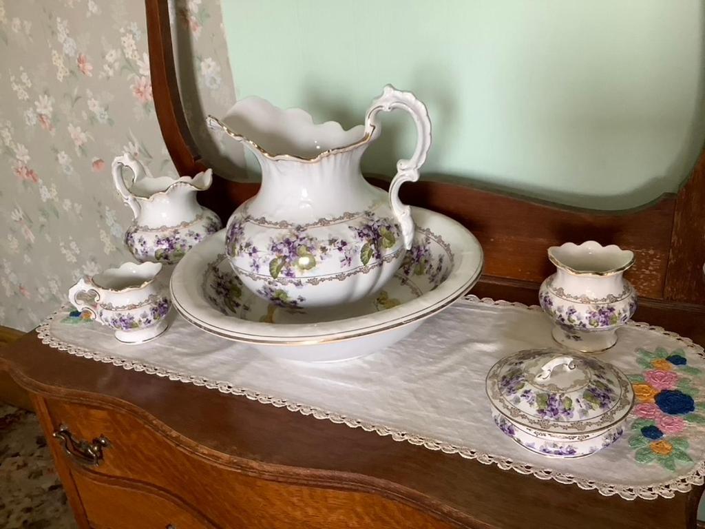 Queen Room with Shared Bathroom