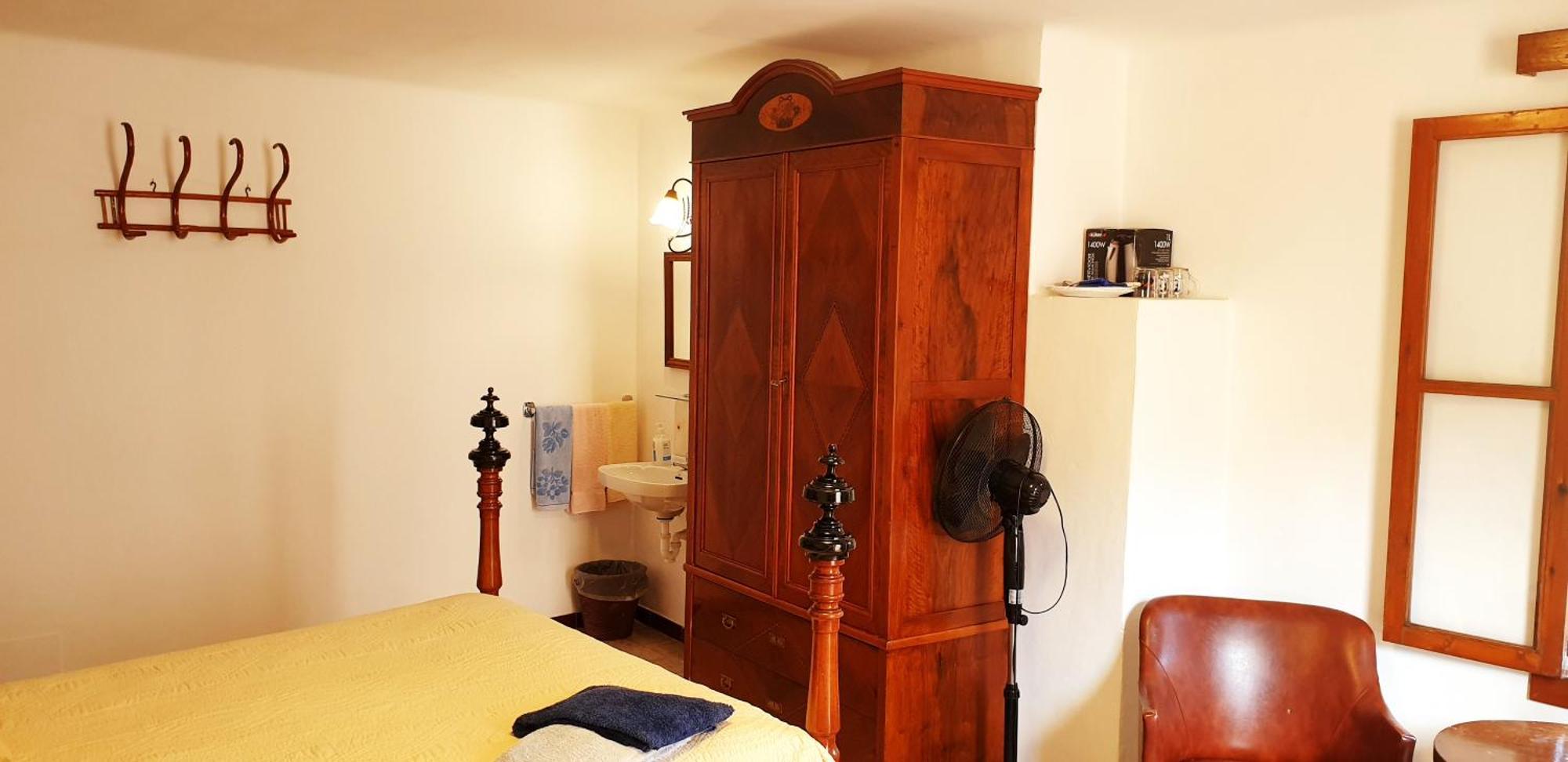 Dreibettzimmer mit Gemeinschaftsbad