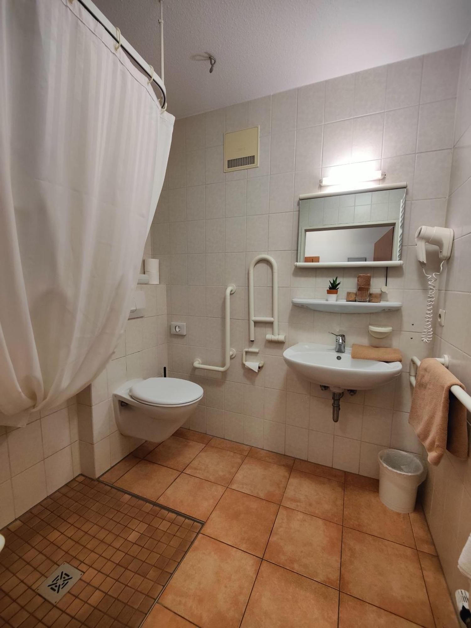 Doppel-/Zweibettzimmer mit Bad