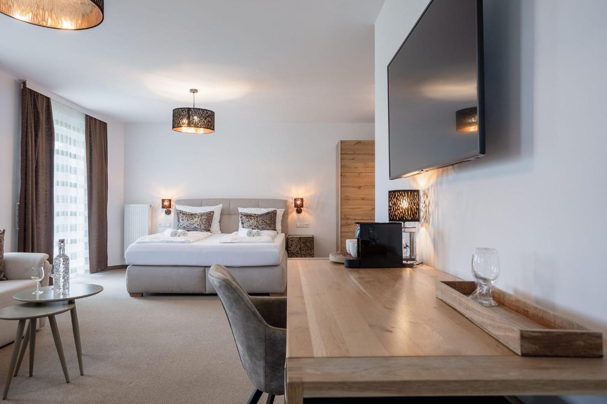 Family Room with Shower,1541591347:JPEG