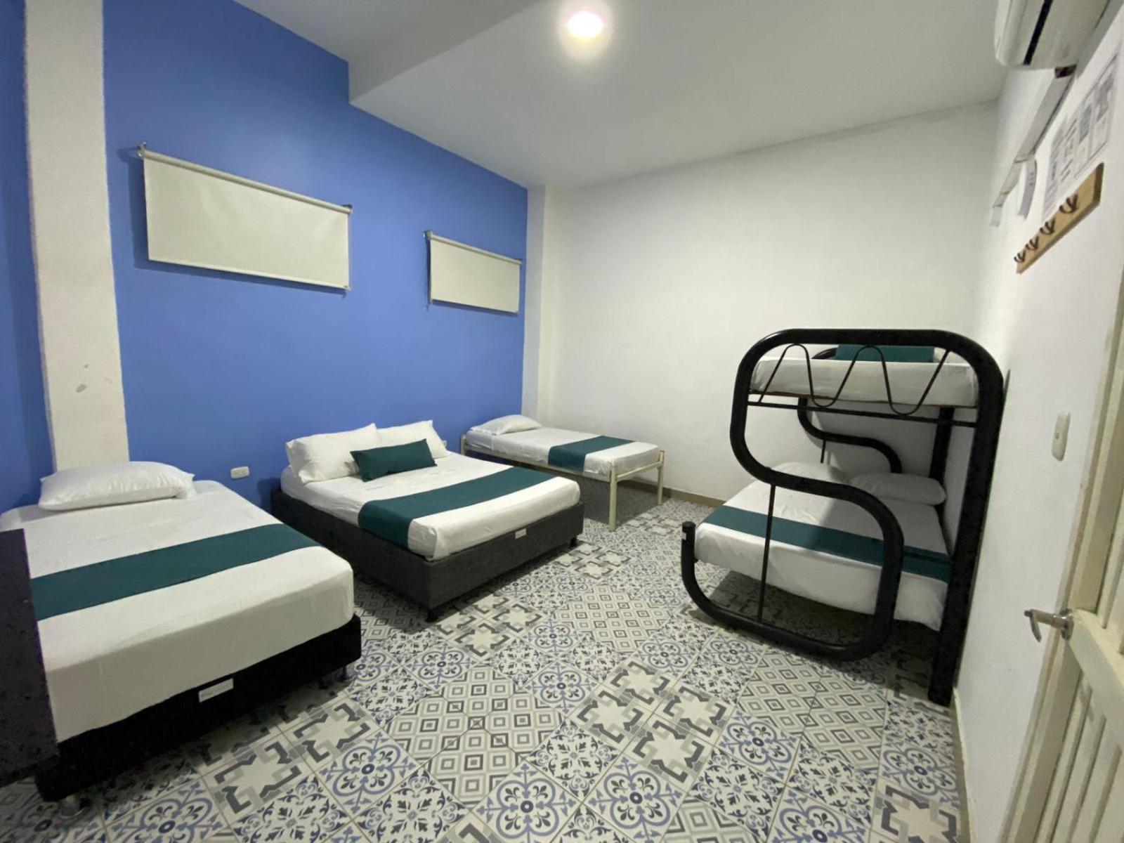 Cama en habitación compartida mixta de 5 camas con baño compartido