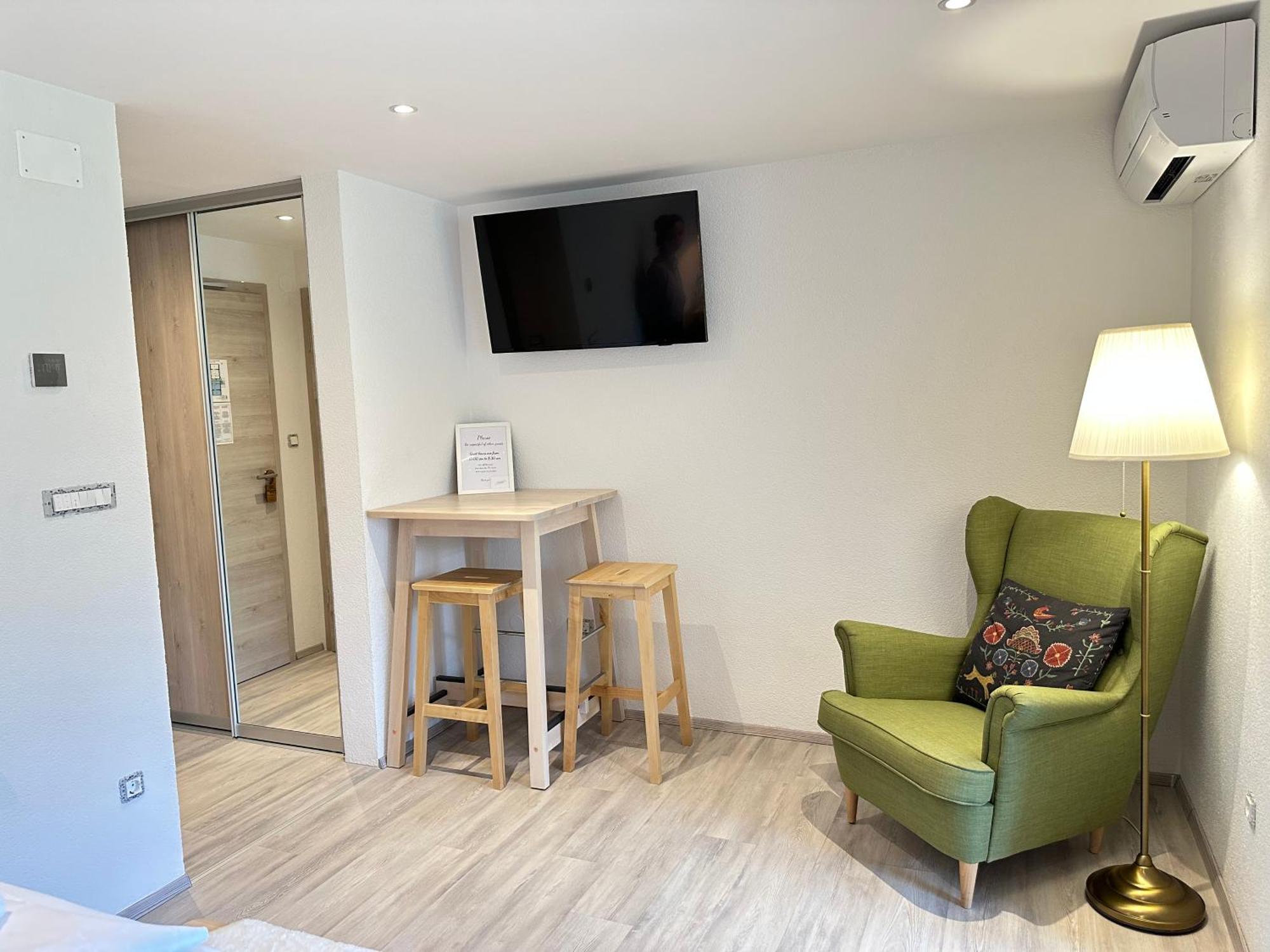 Doppelzimmer mit Balkon und Waldblick