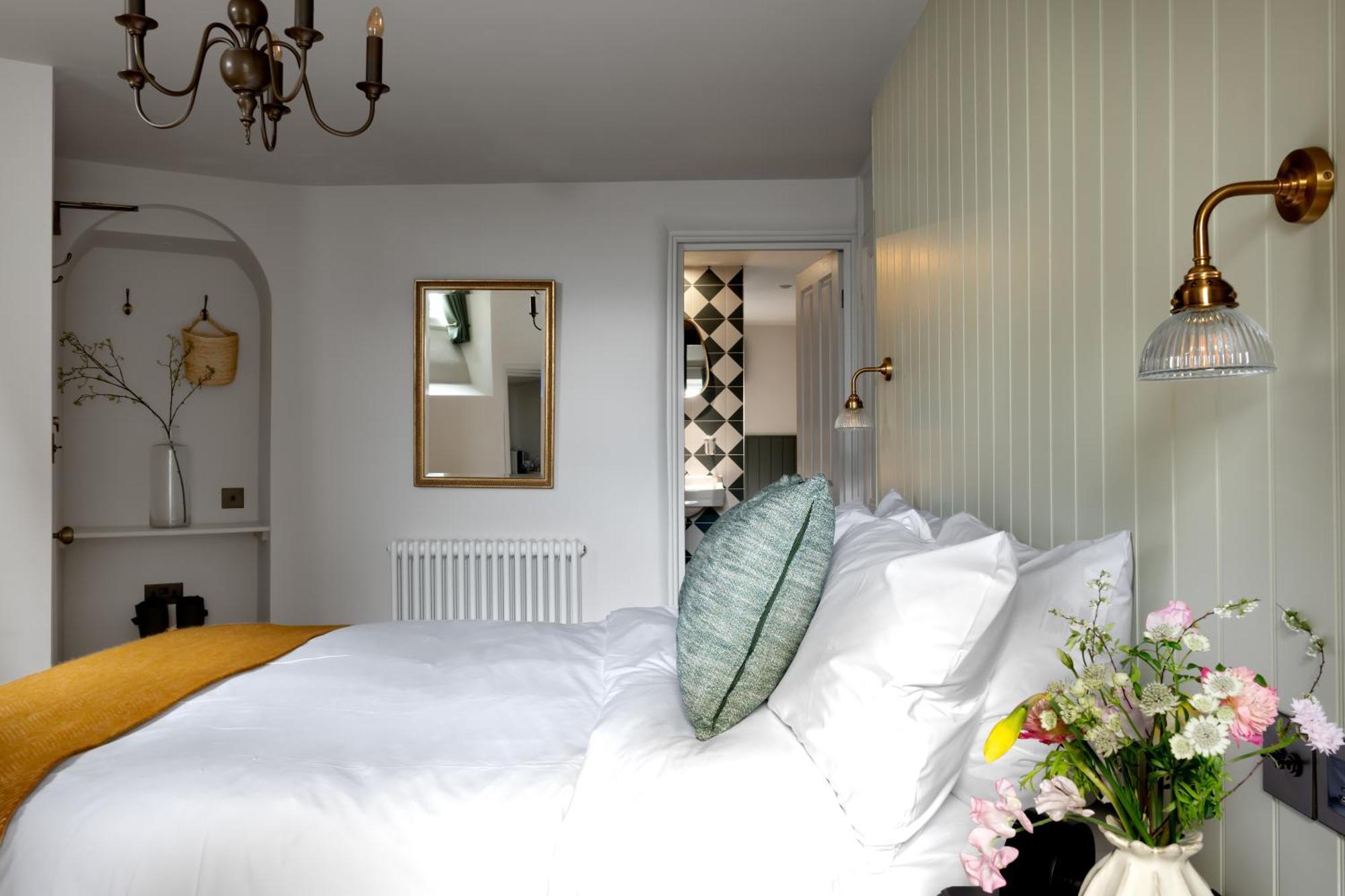 Deluxe Double Room Bath