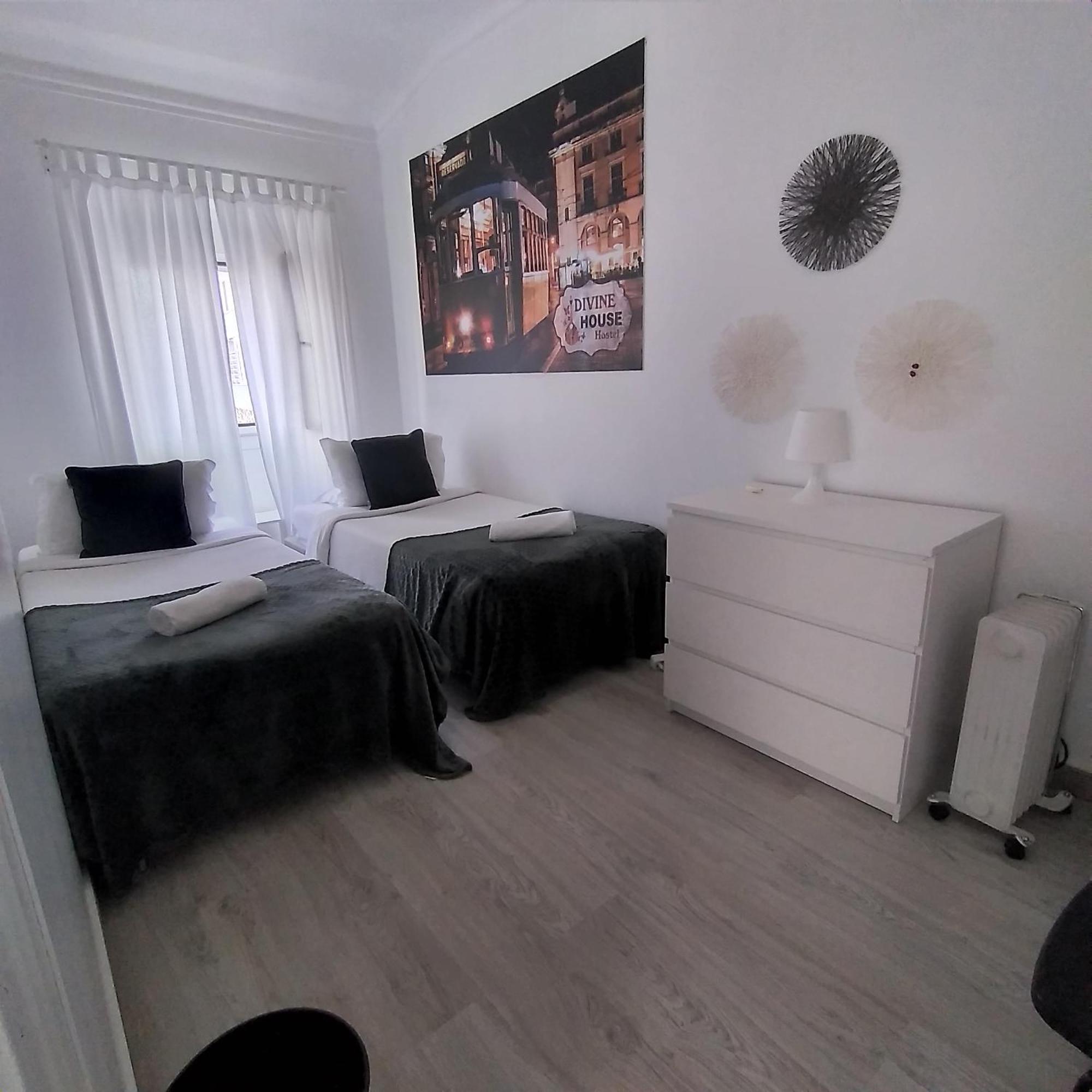 Budget Twin Room with Shared Bathroom
