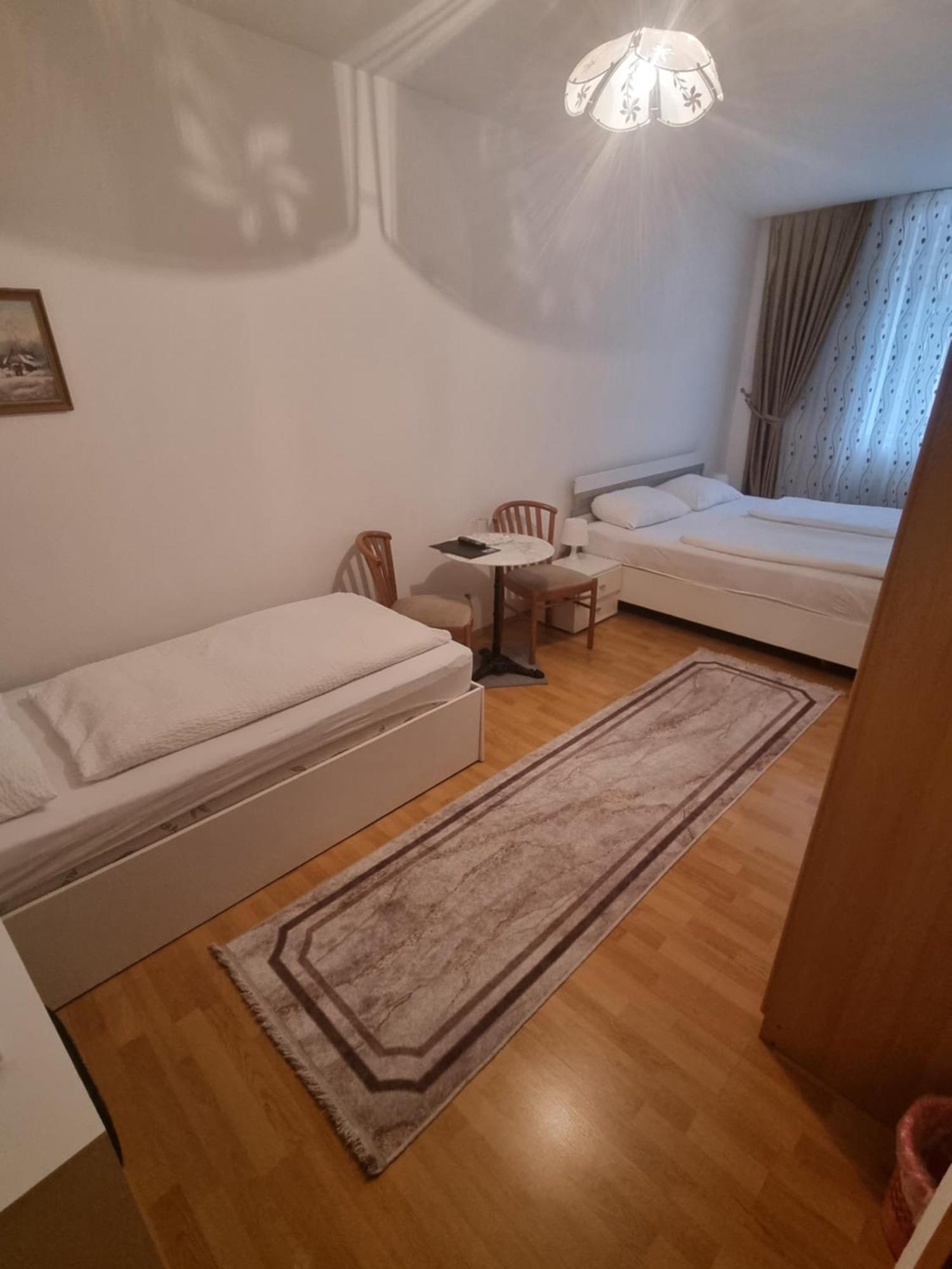 Dreibettzimmer mit eigenem externen Bad