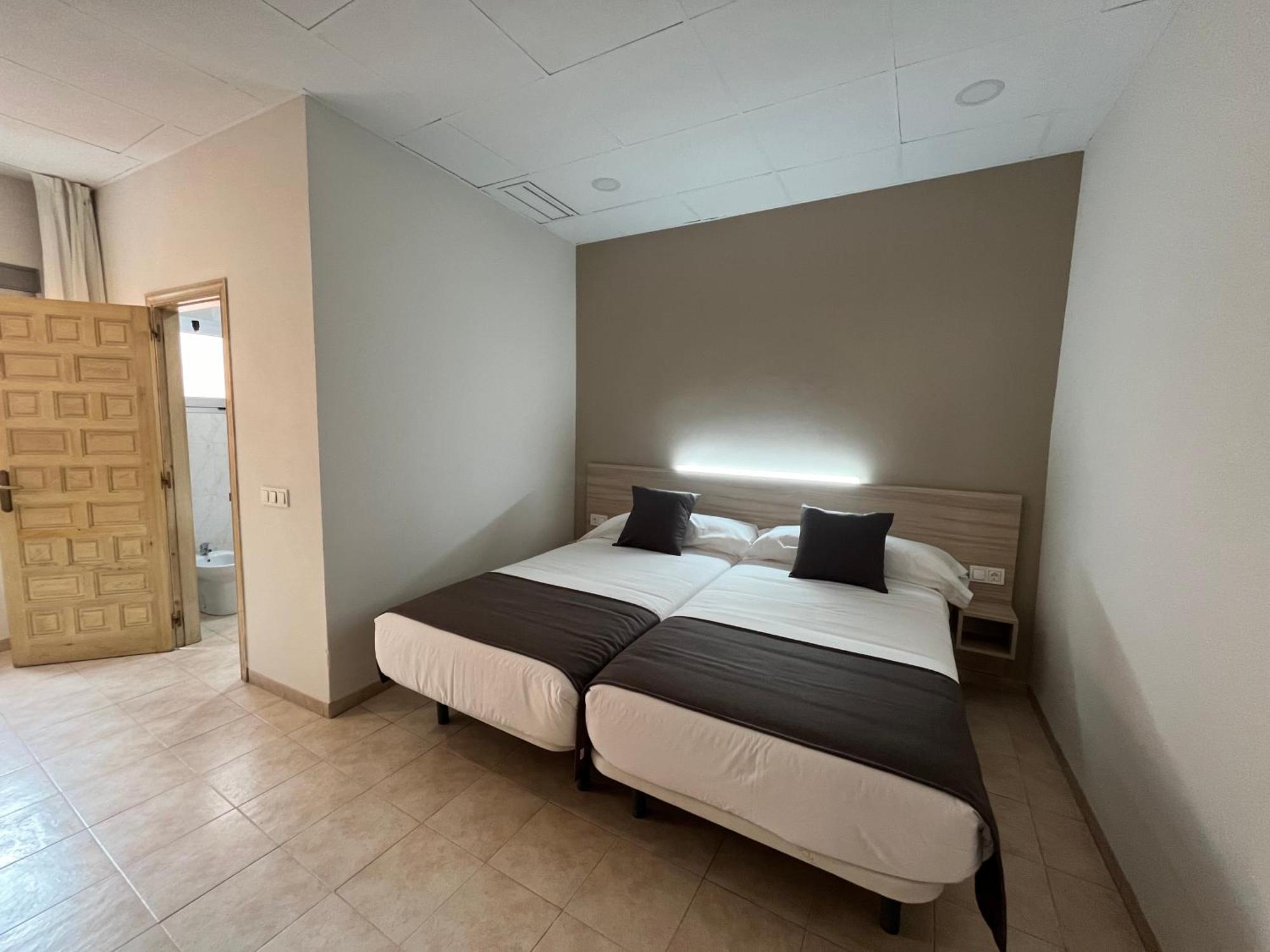 Twin Room,1584165659:JPEG