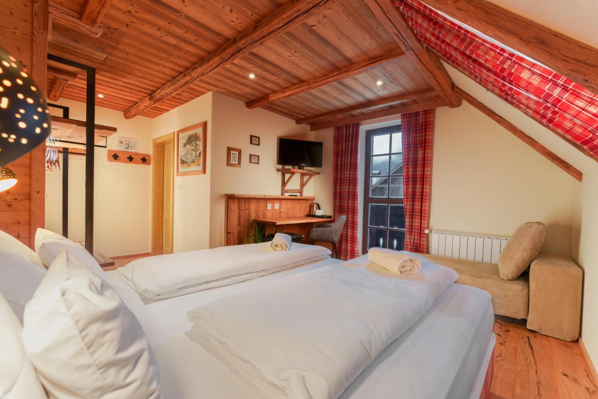 Doppel-/Zweibettzimmer mit Balkon und Bergblick