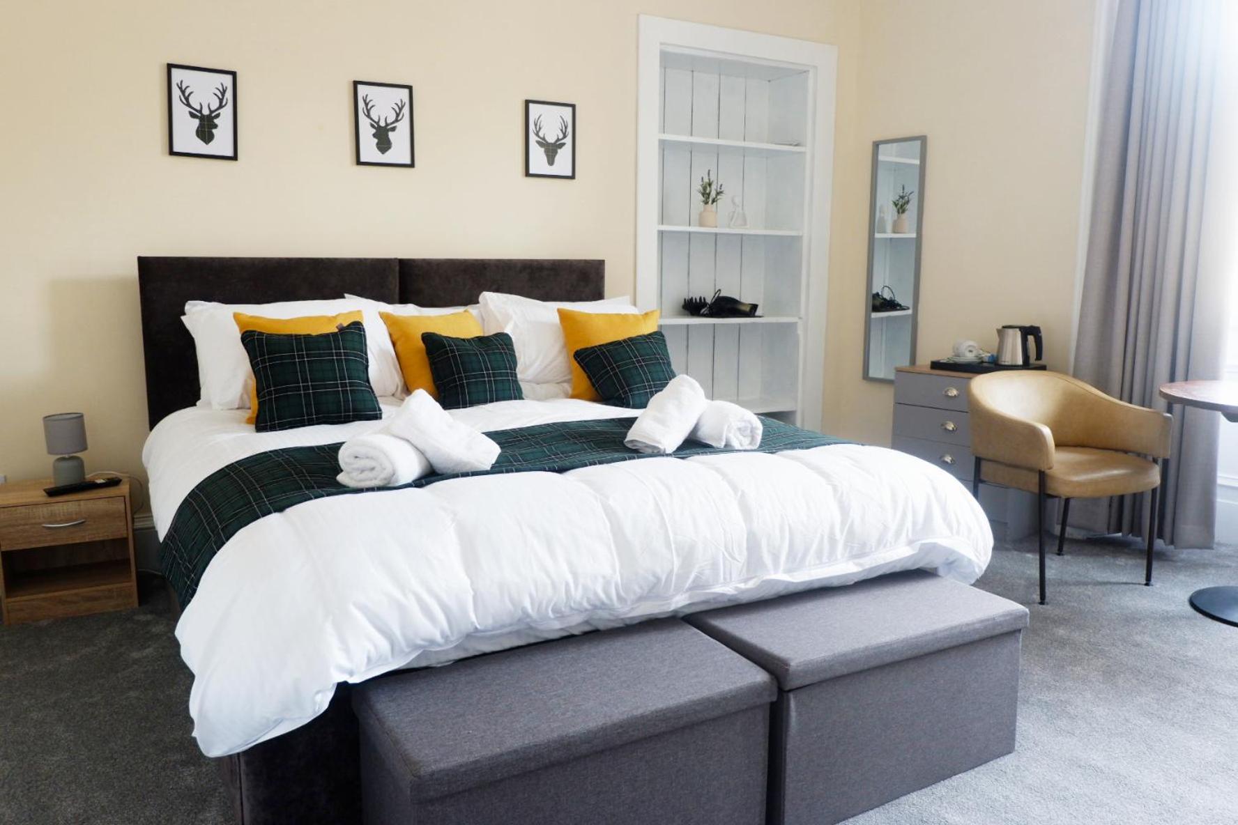 Habitación con cama extragrande.