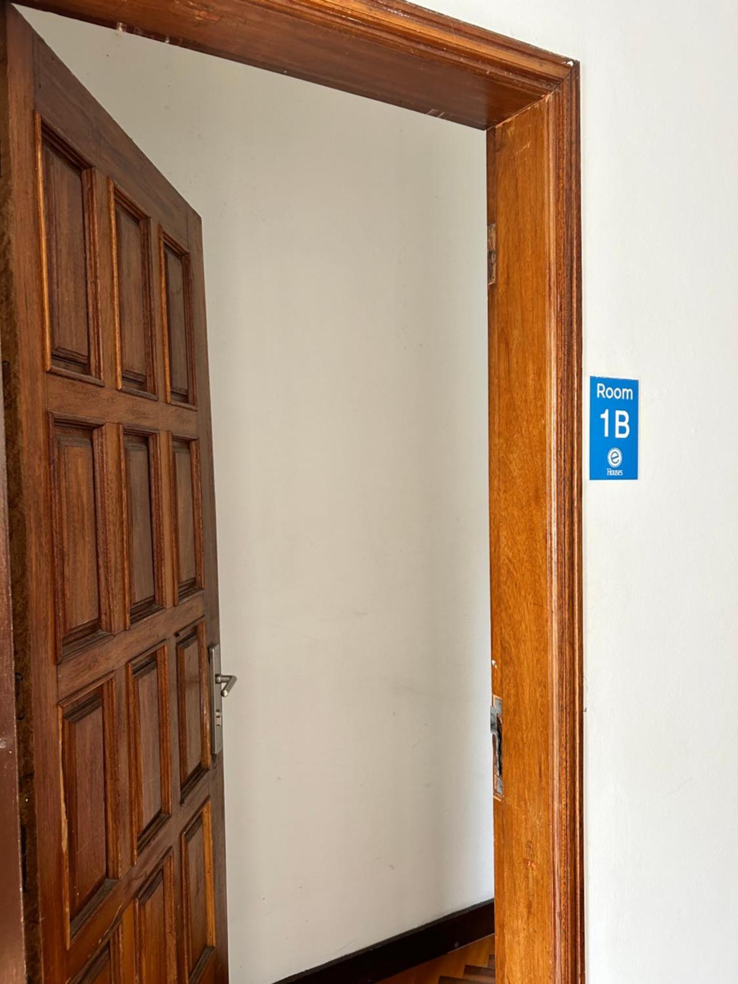 Quarto Triplo Básico com Casa de Banho Partilhada