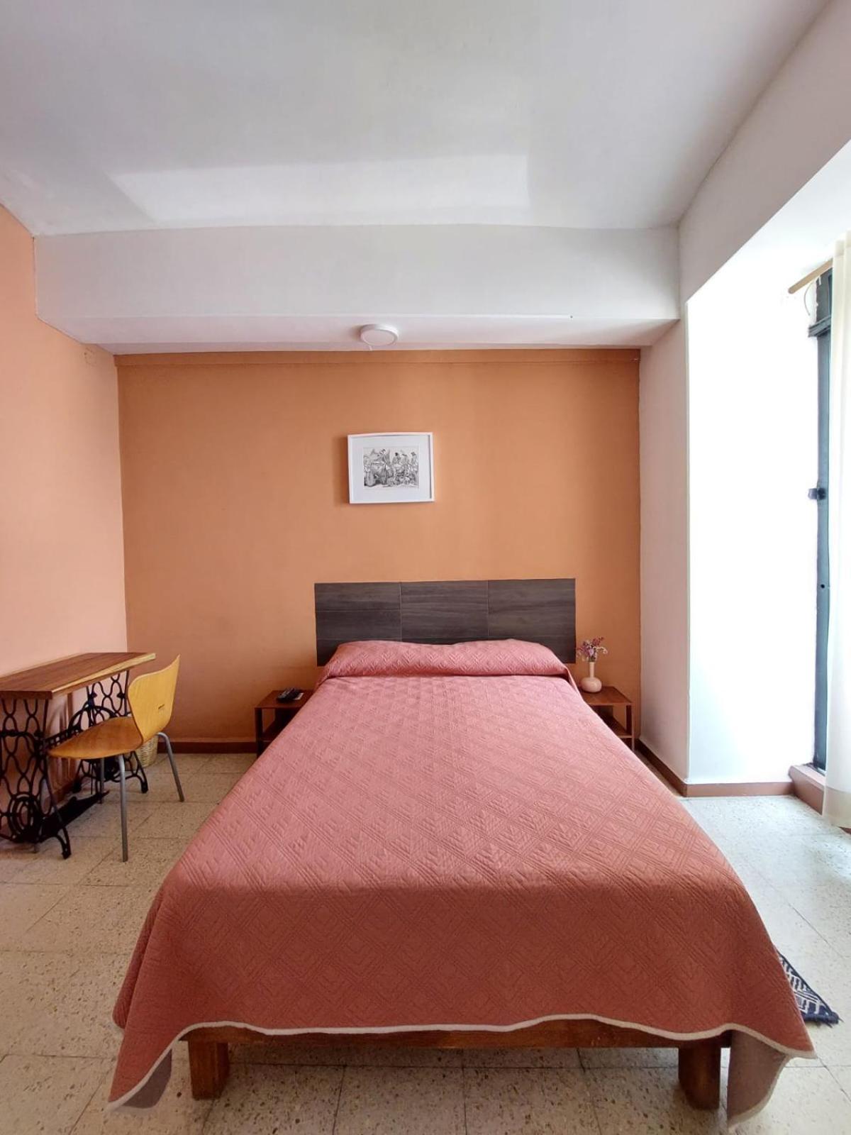 Habitación con cama grande y balcón