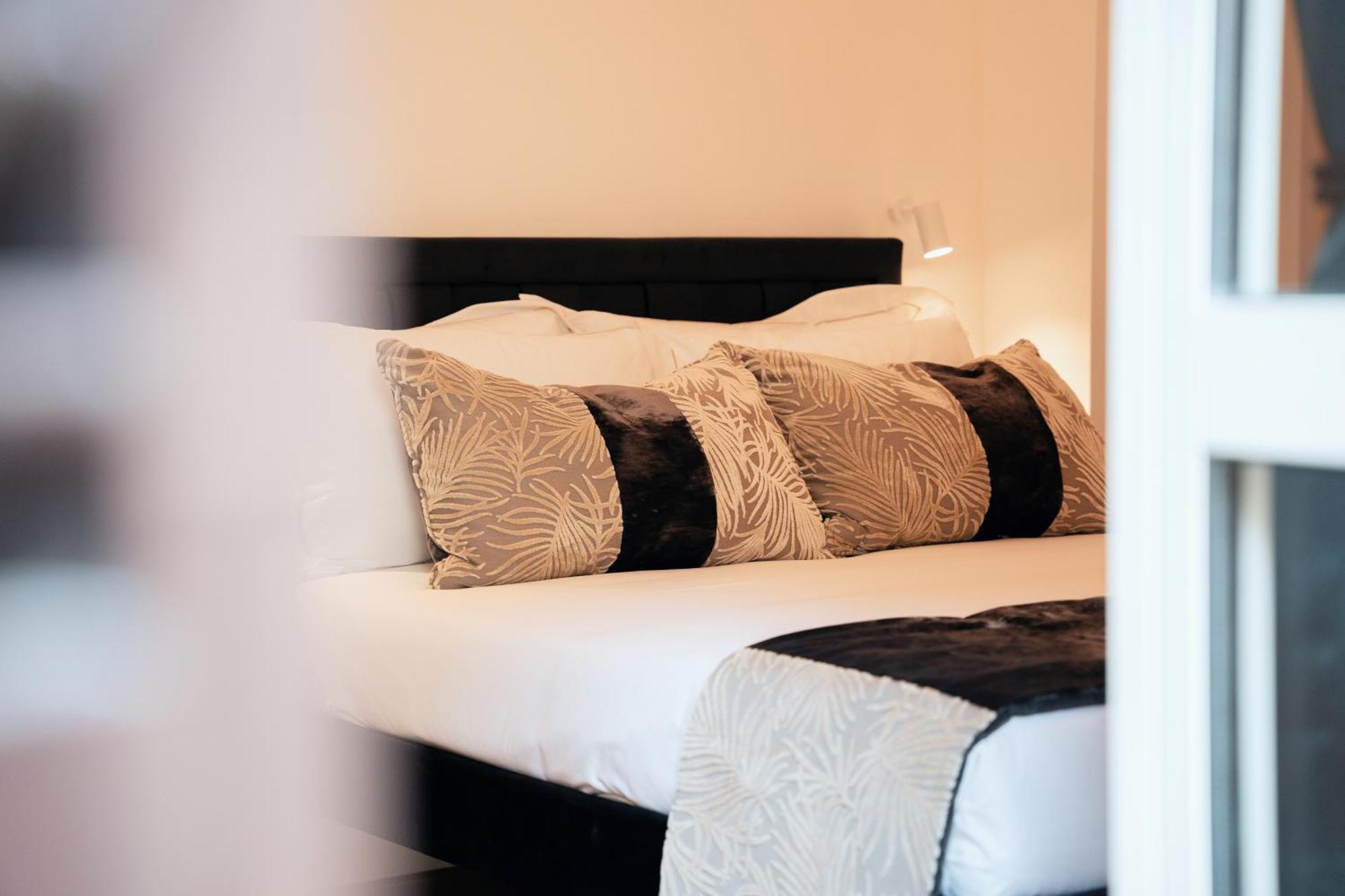 Habitación con cama extragrande.