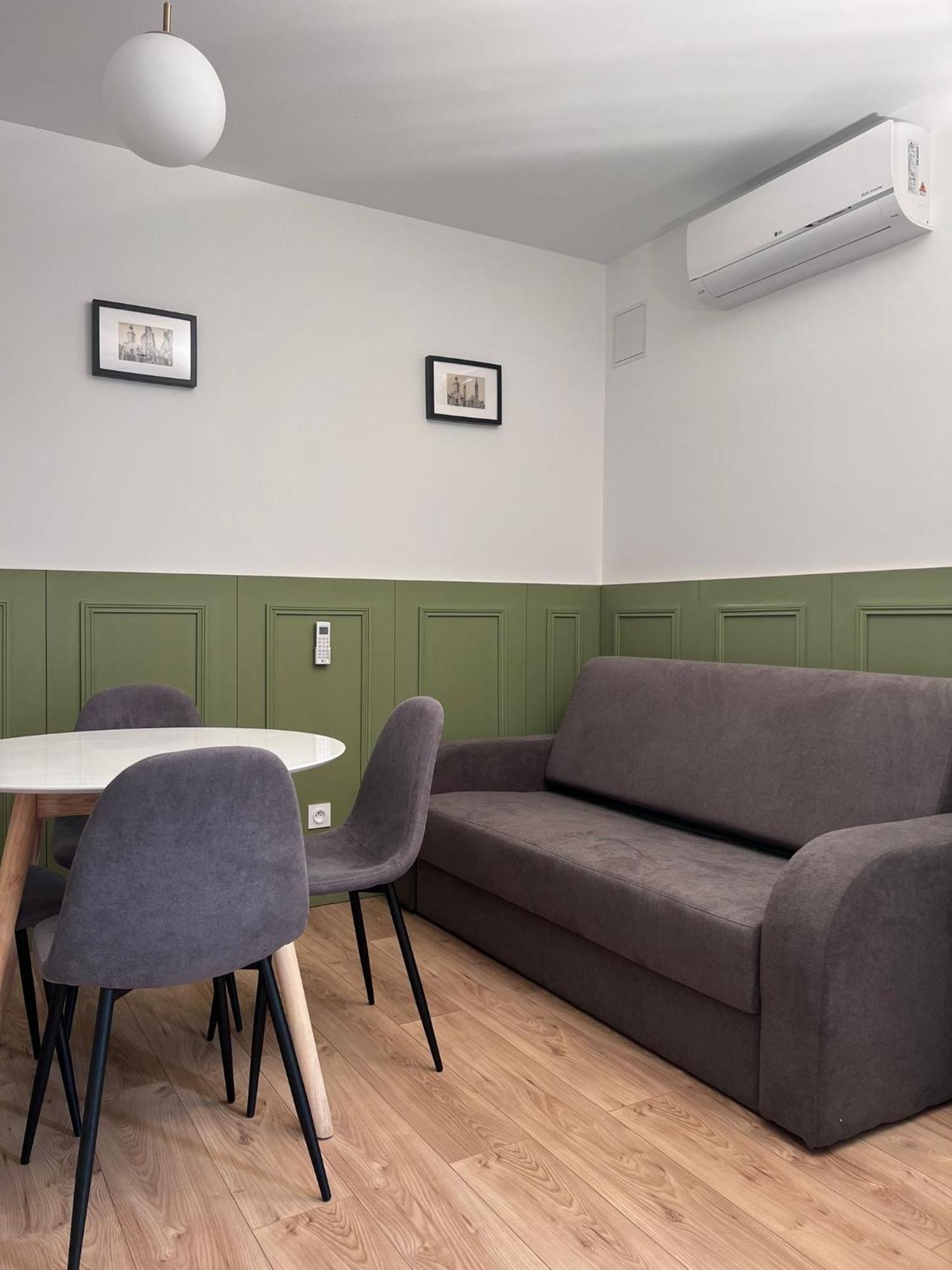 Family Room,1599736904:JPEG