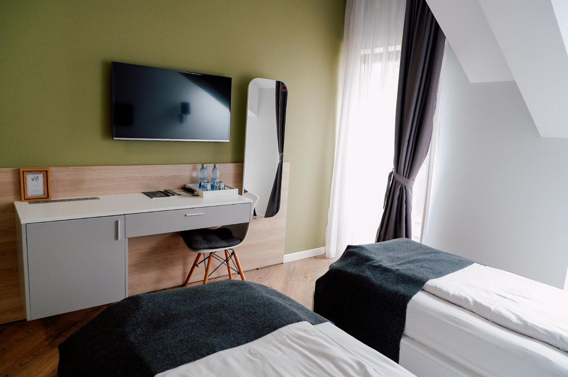 Zweibettzimmer mit Balkon