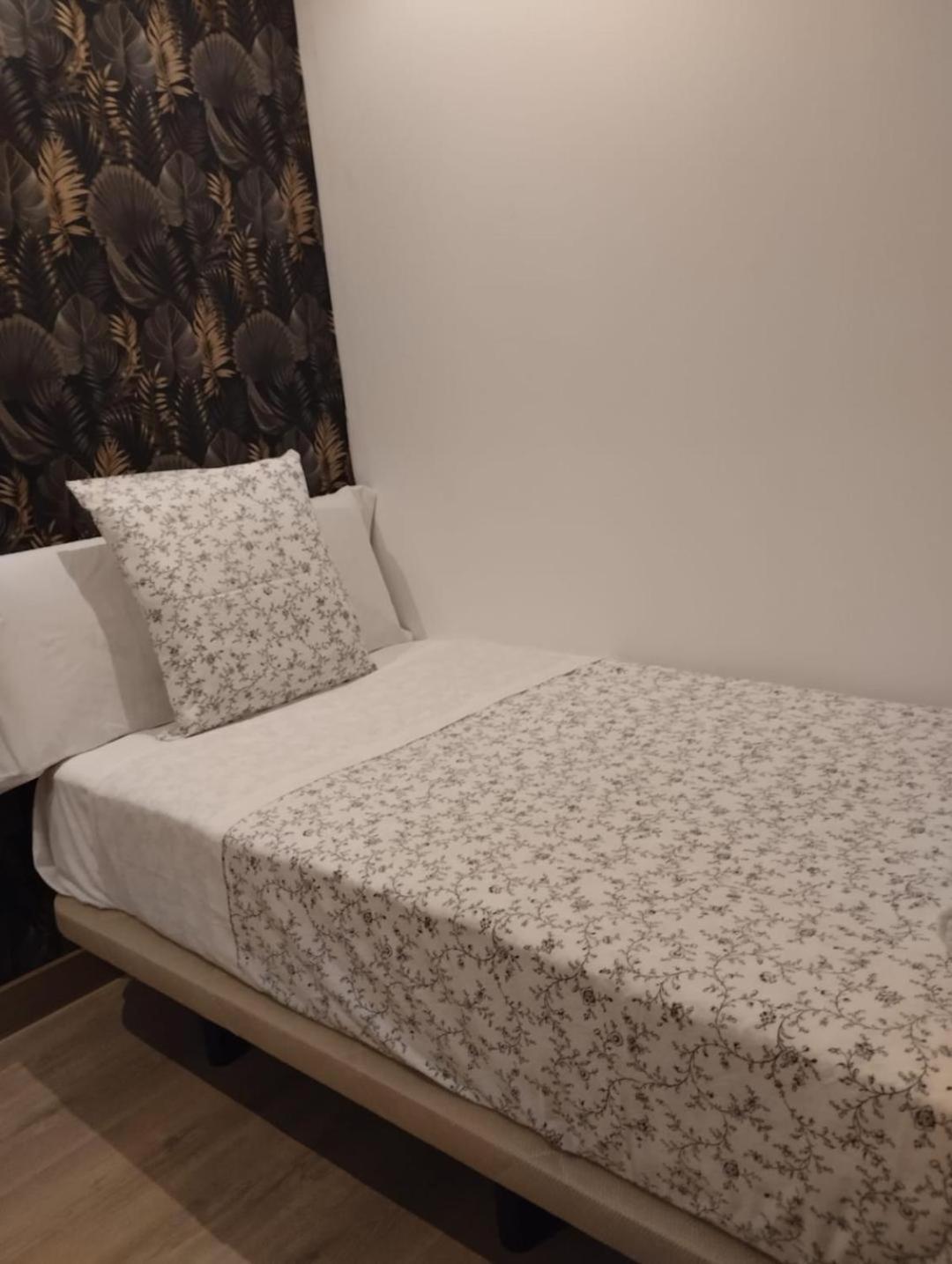 Single Room with Shared Bathroom