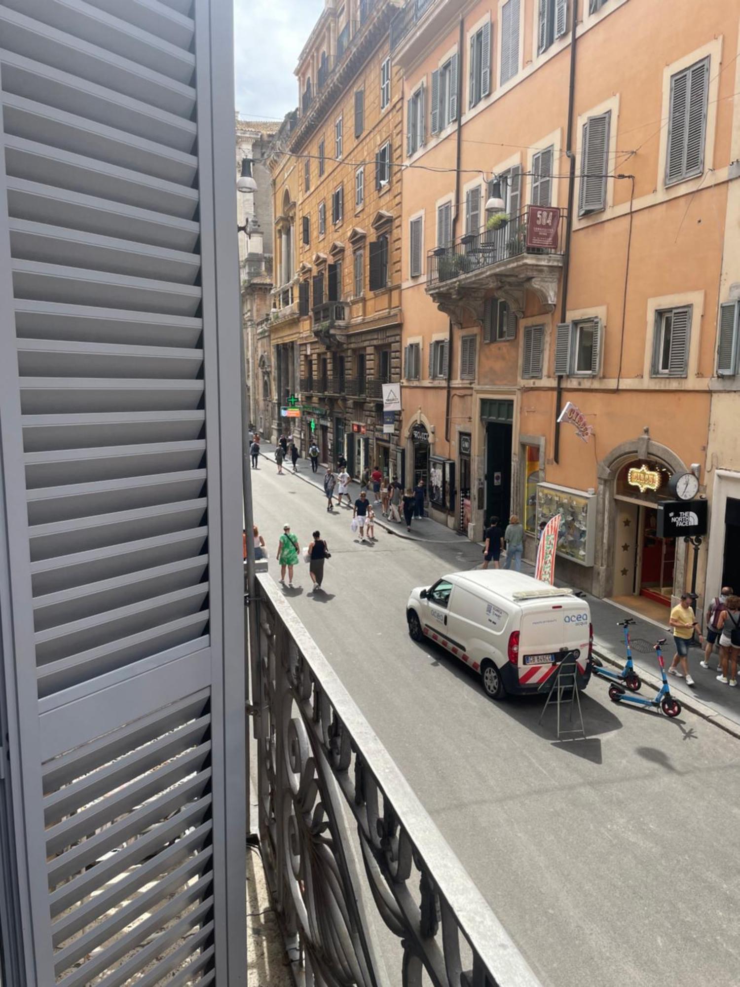 Superior Double Room-Via del Corso balcony