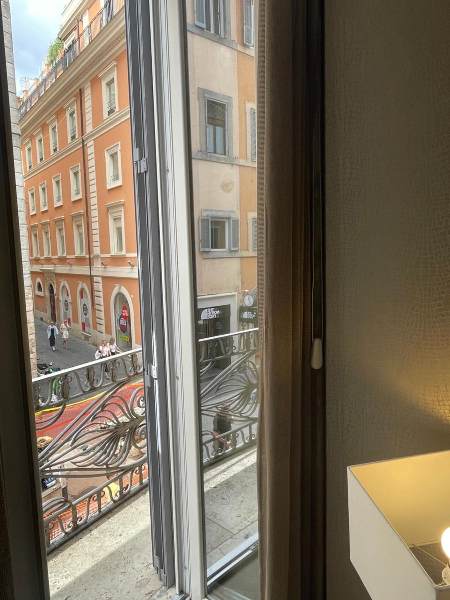 Superior Double Room-Via del Corso balcony