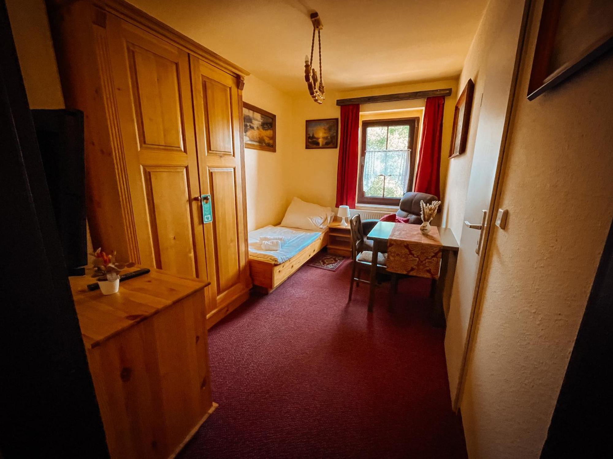 Single Room,1613065582:JPEG
