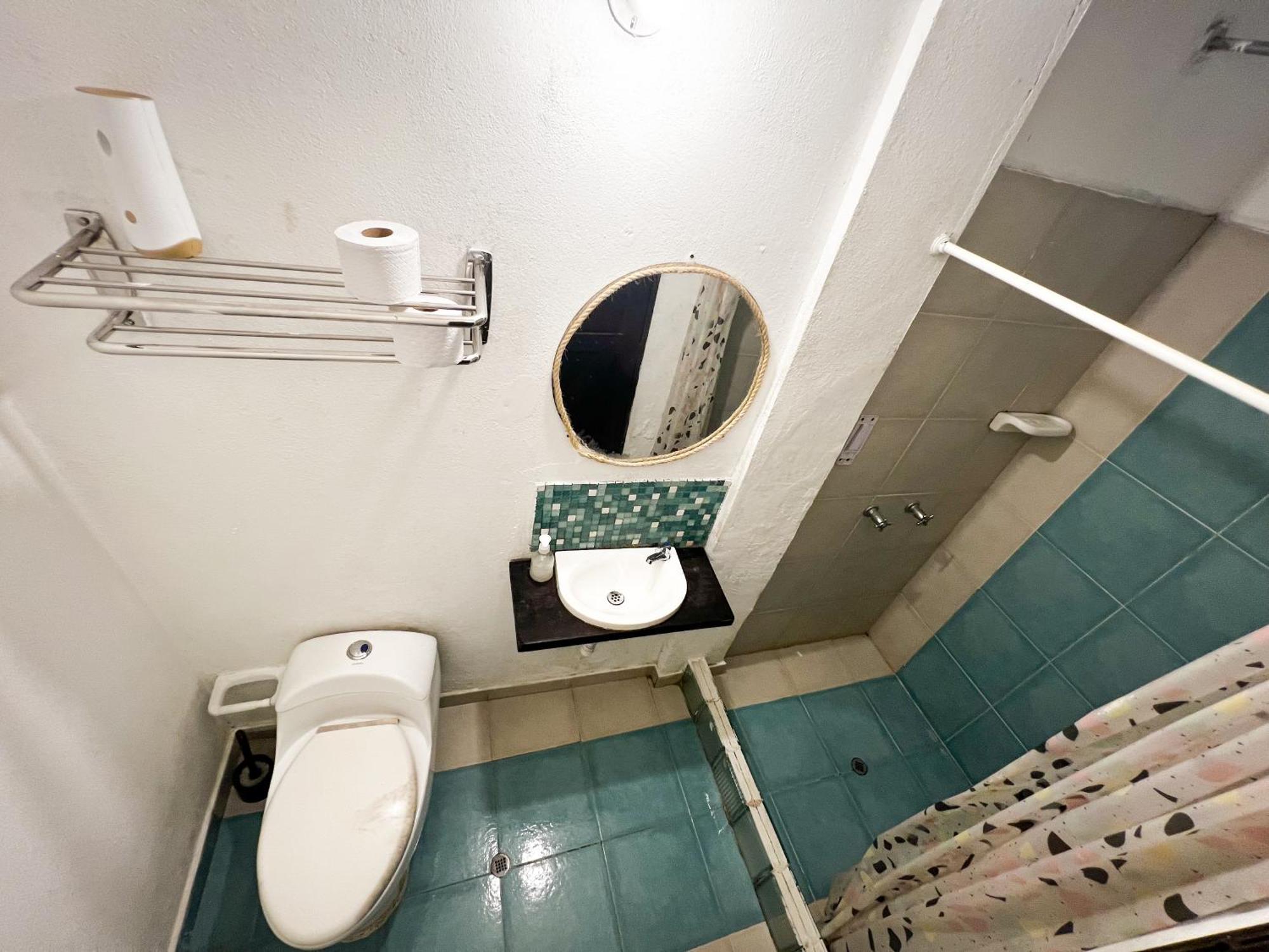 Lit Simple dans Dortoir Mixte