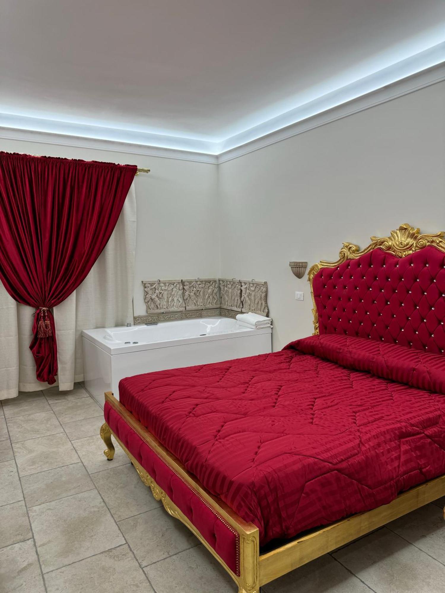 Habitación con cama extragrande y bañera de hidromasaje