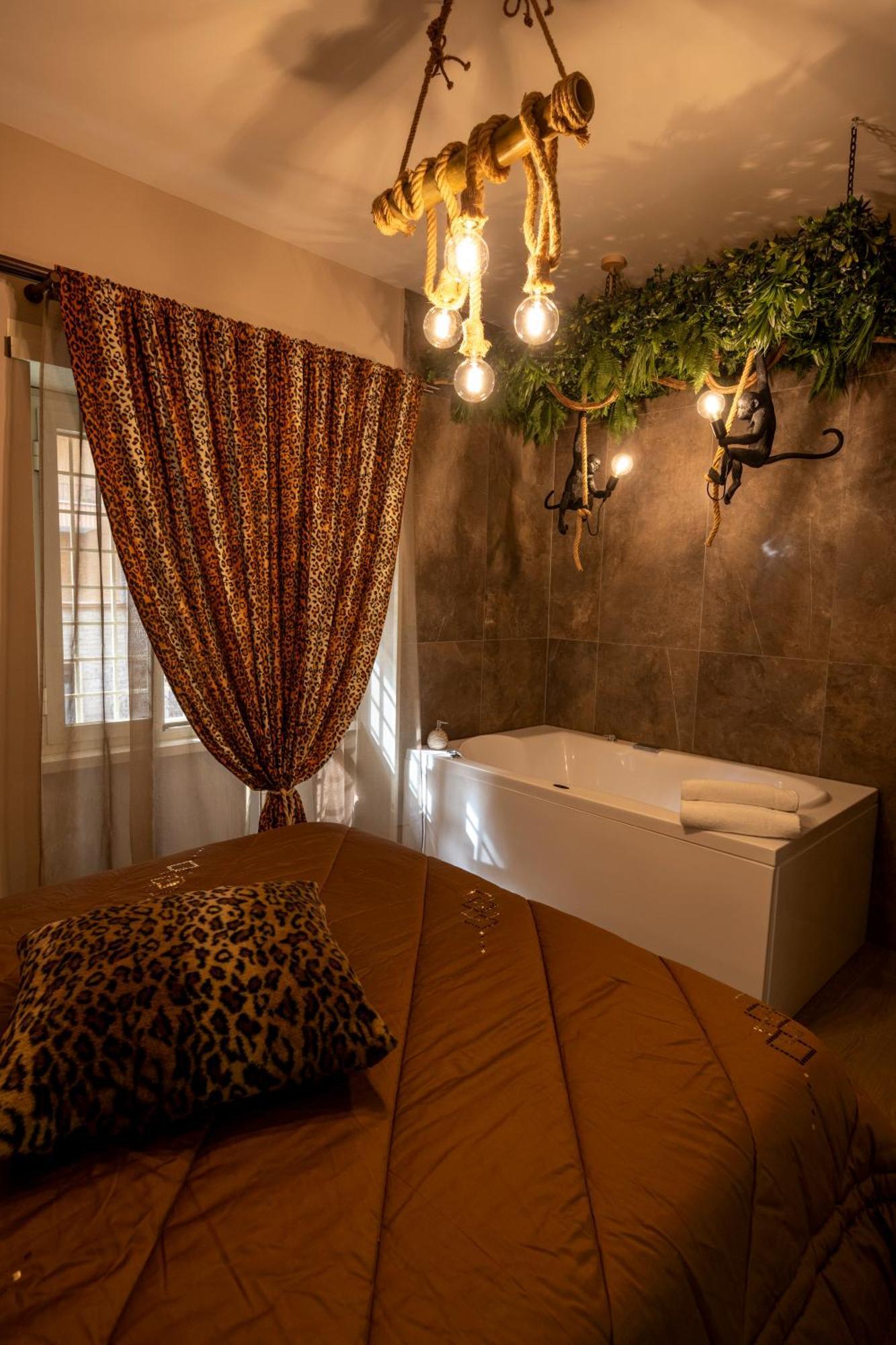 Habitación con cama grande y bañera de hidromasaje