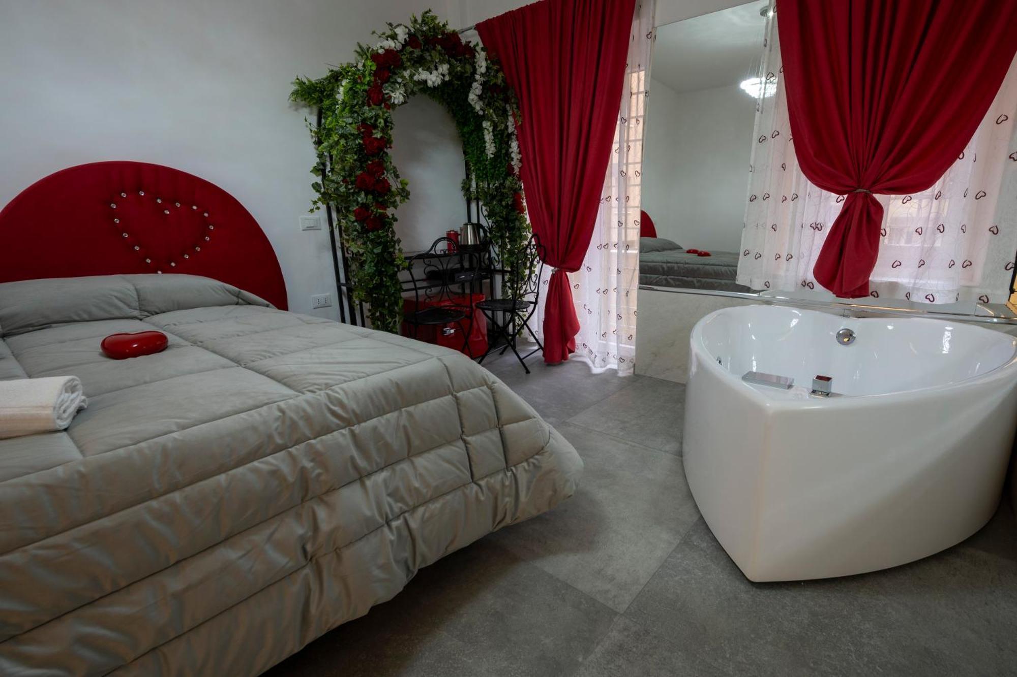 Habitación con cama grande y bañera de hidromasaje