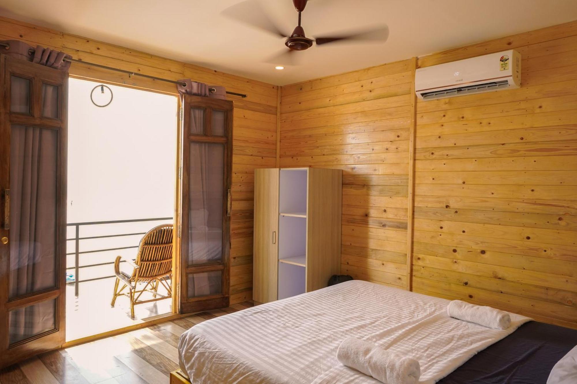 Deluxe Double Room with Balcony and Sea View