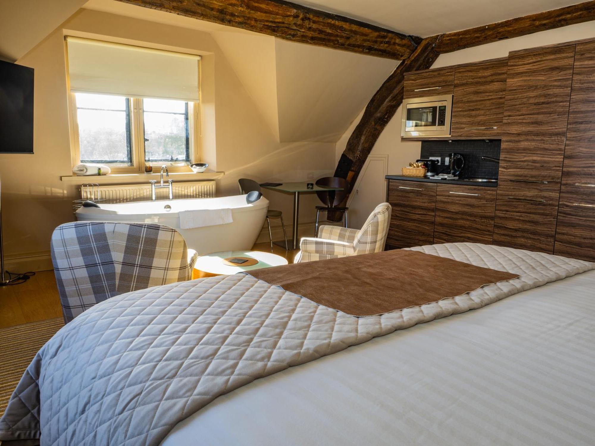 Deluxe Double Room,1626356974:JPEG