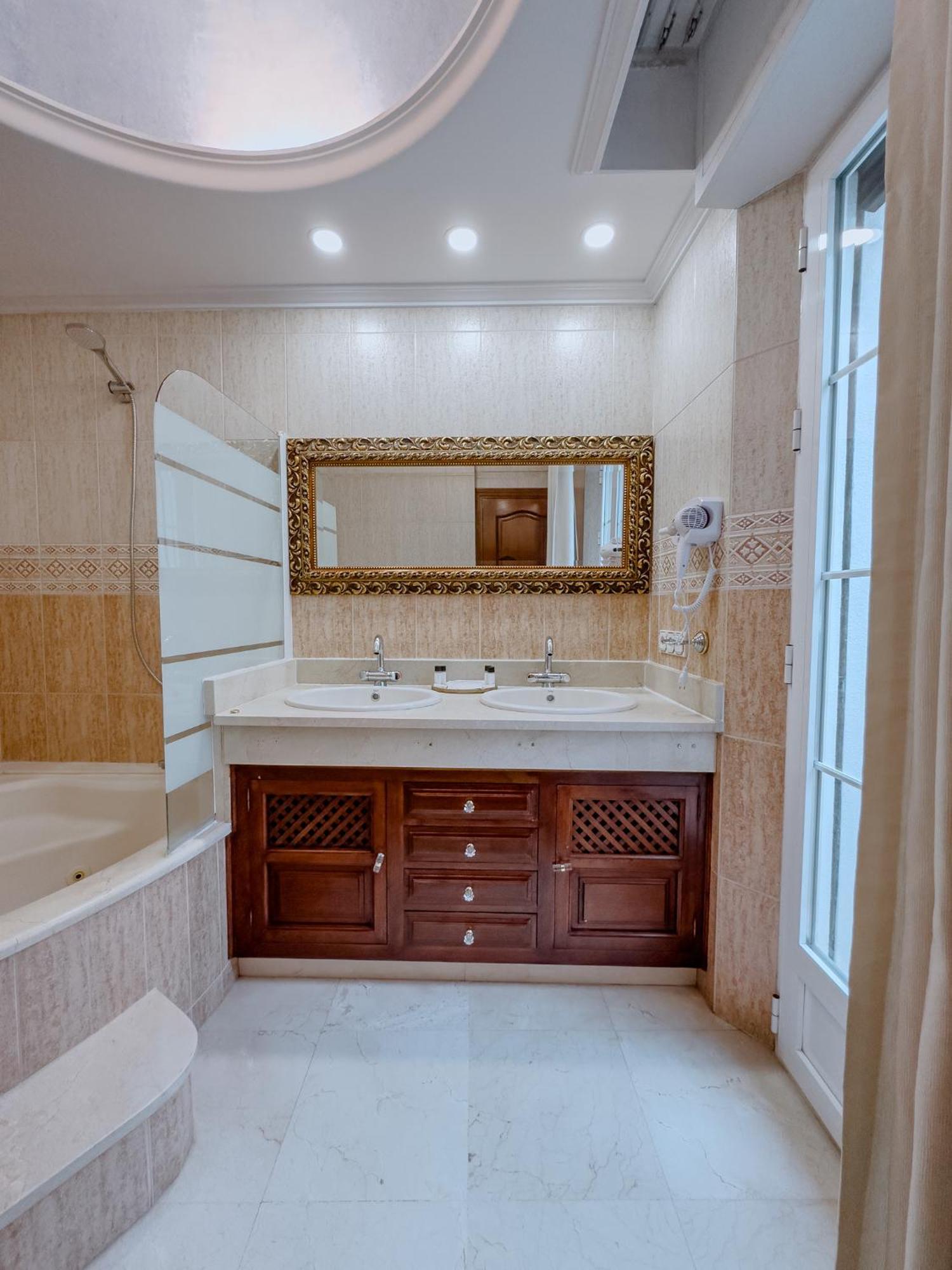 Deluxe Double or Twin Room Spa Bath