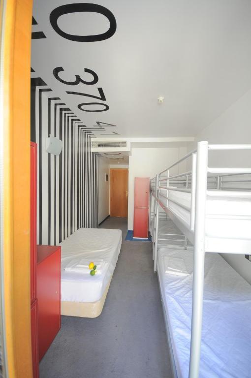Bunk Bed in Mixed Dormitory Room