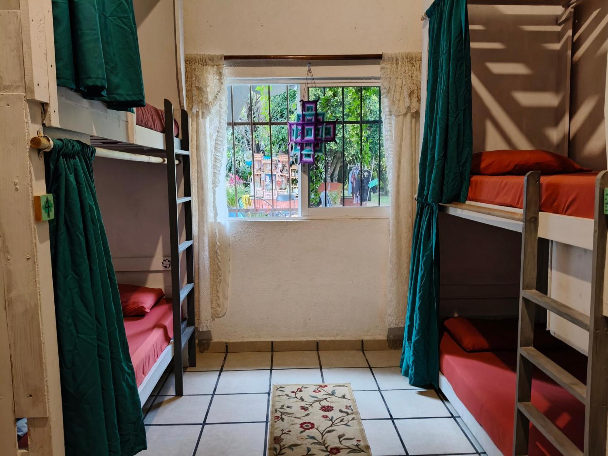 Cama Individual en habitación compartida masculina