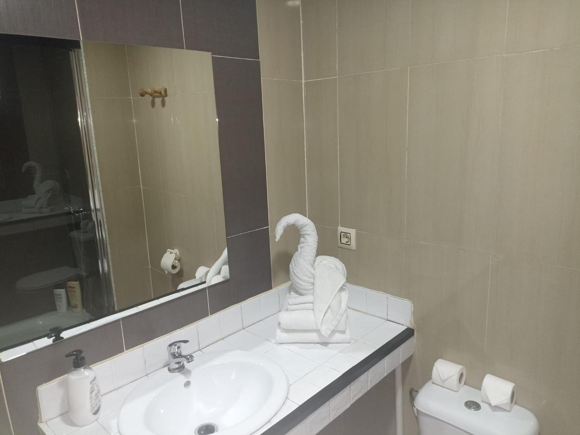 Twin Room,1651149217:JPEG