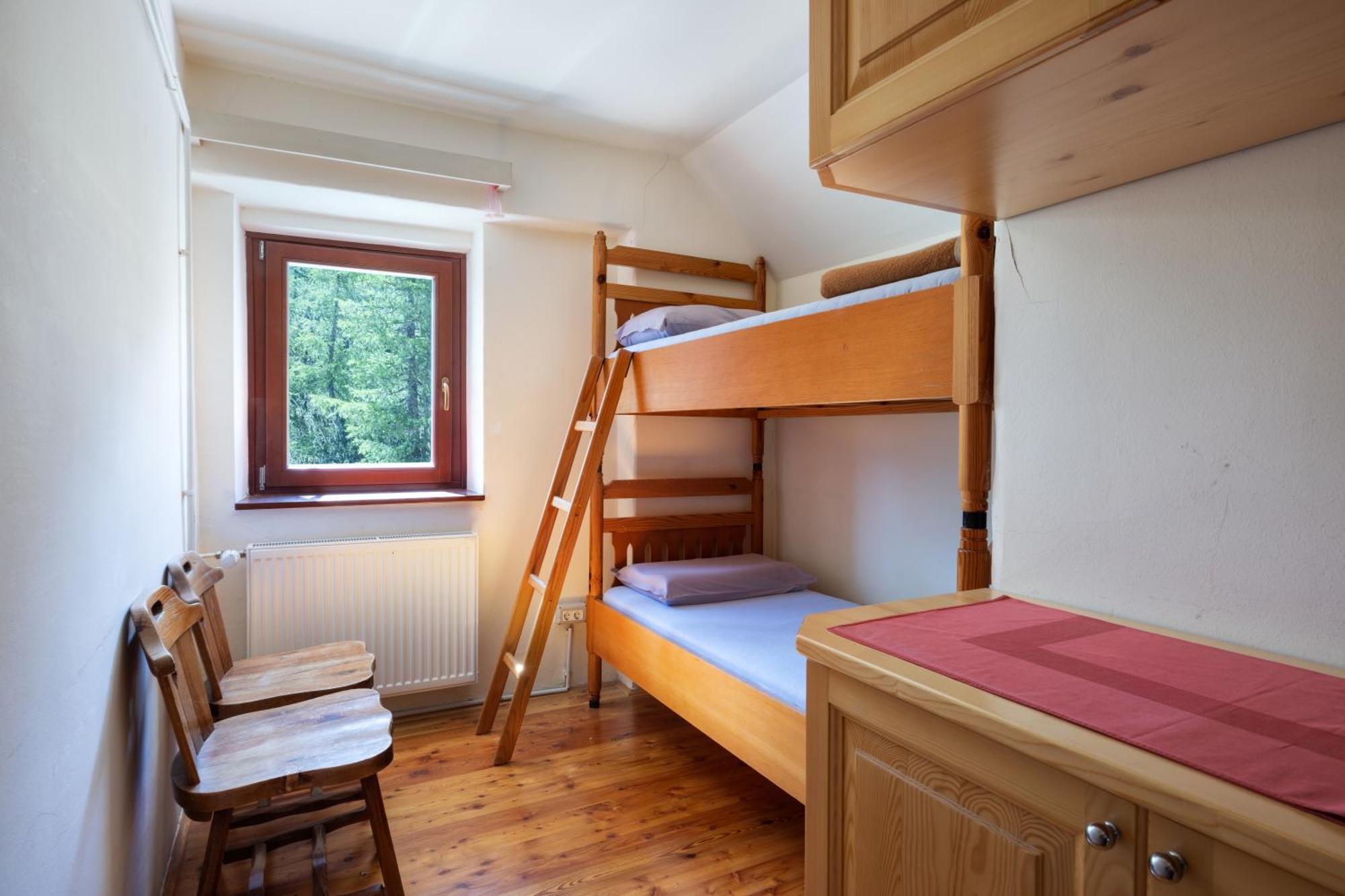 Kleines Zweibettzimmer