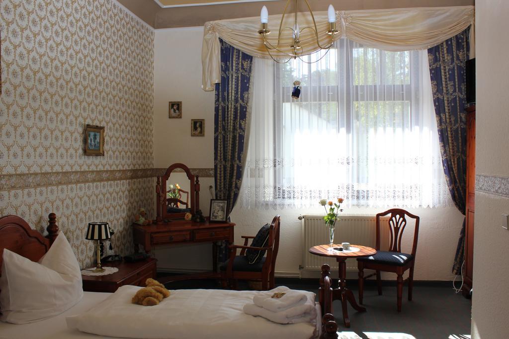 Doppel-/Zweibettzimmer mit Dusche