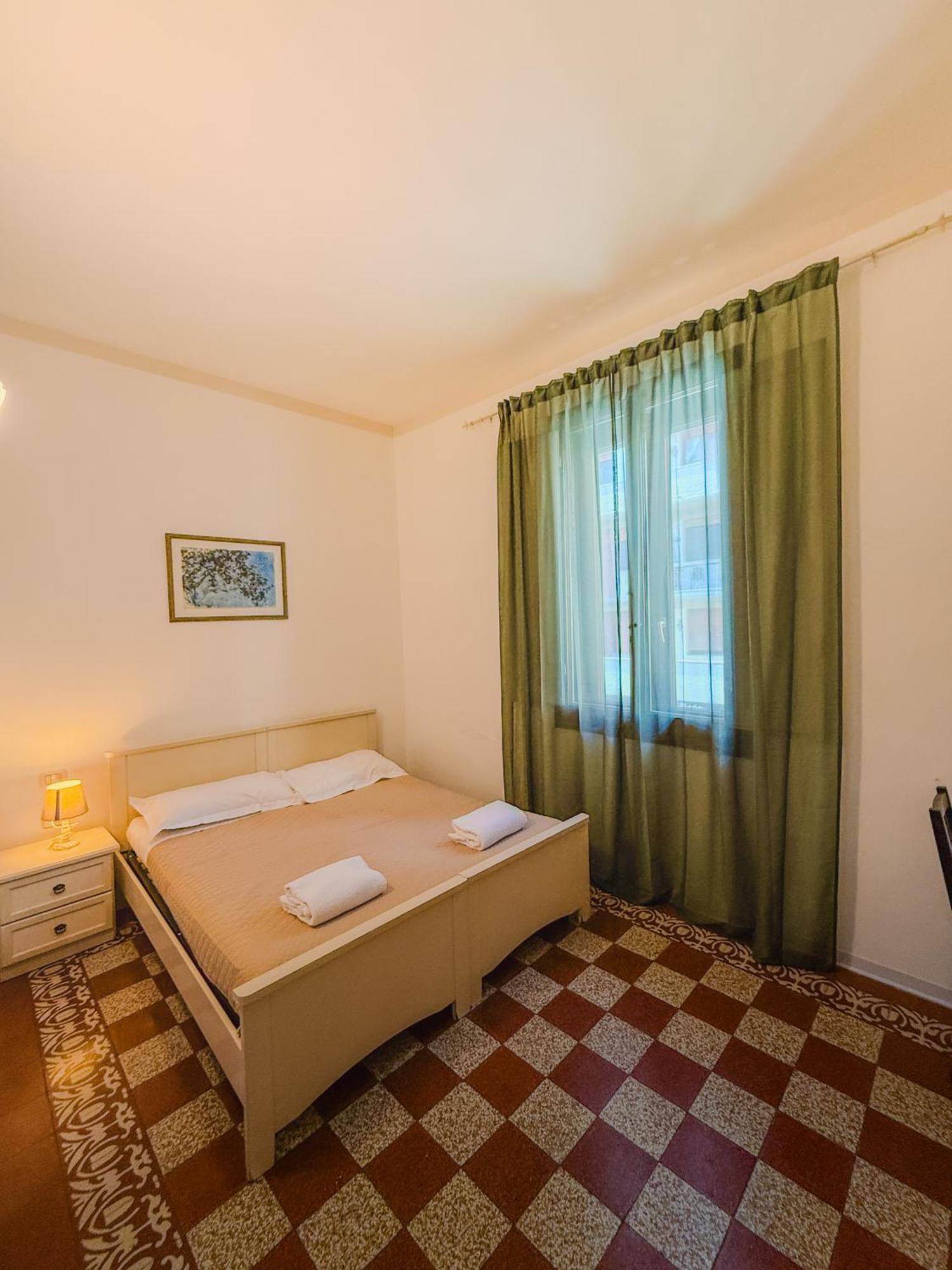 Camera Matrimoniale/Doppia con Letti Singoli con Bagno in Comune
