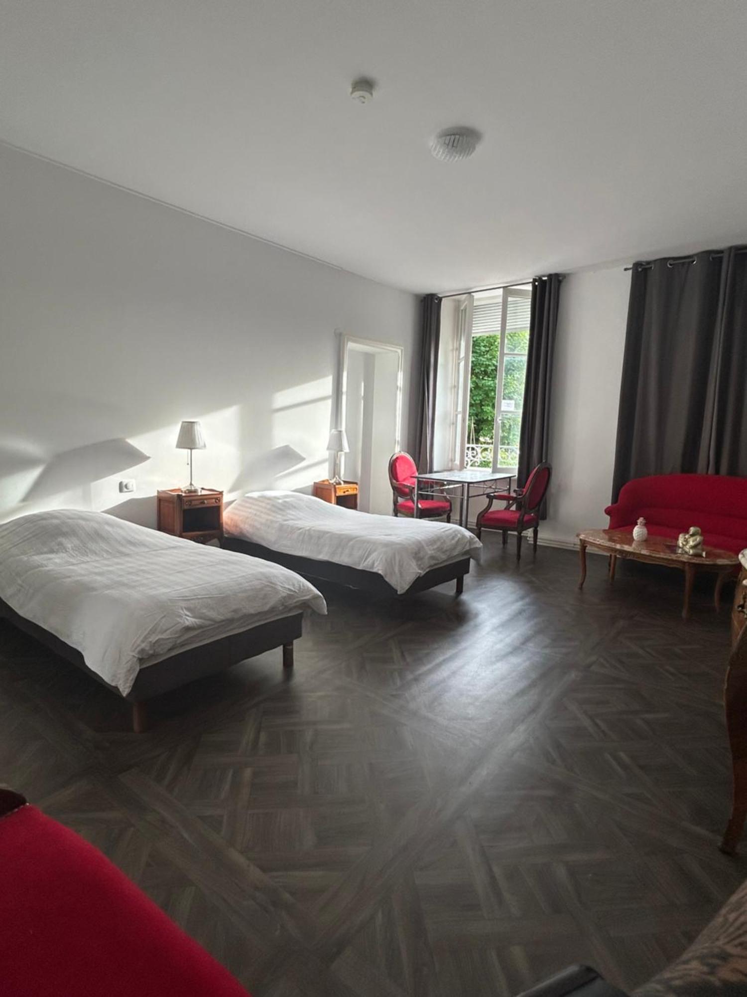Zweibettzimmer mit Gartenblick