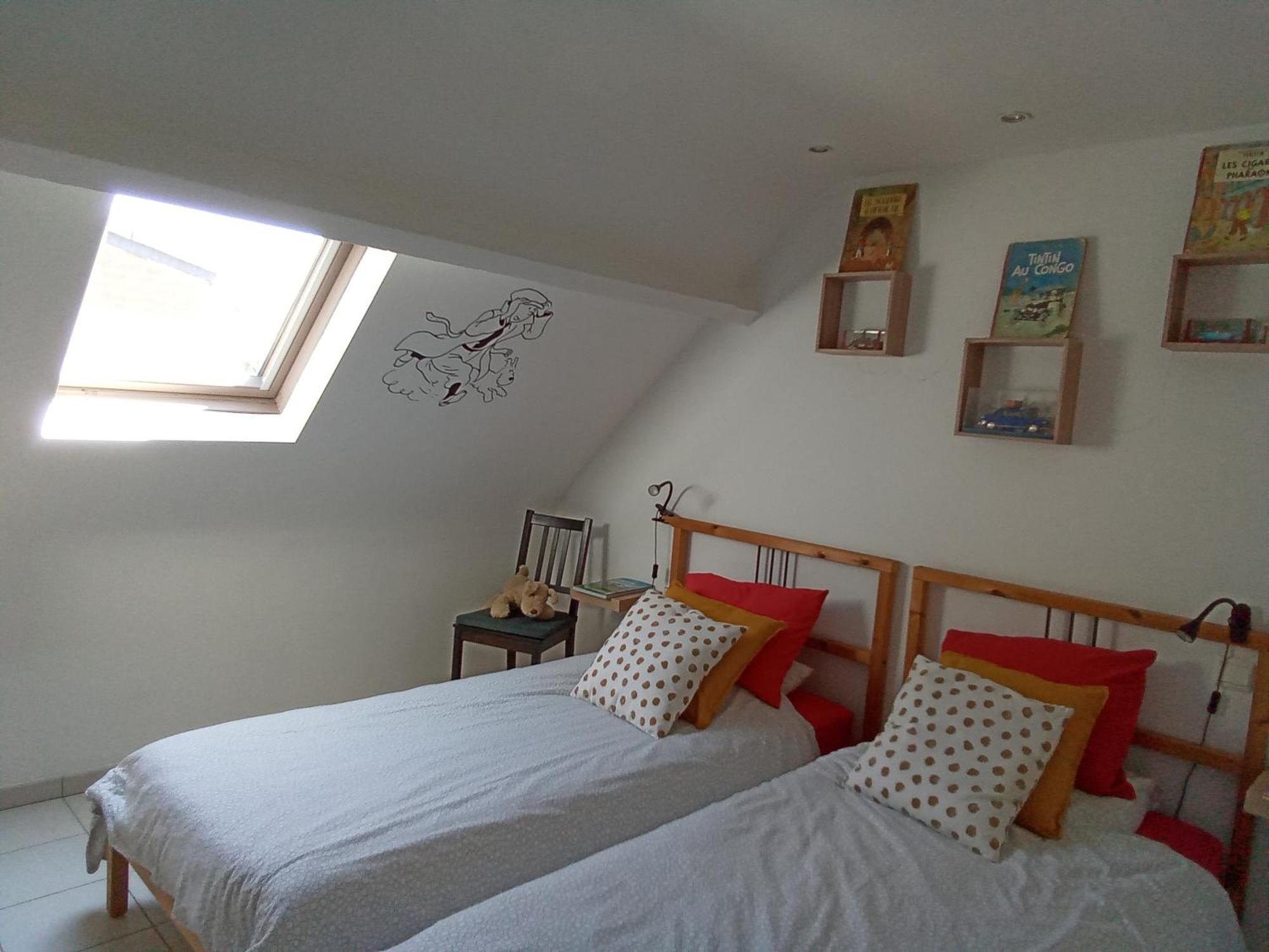 Tweepersoonskamer met 2 Aparte Bedden en Eigen Badkamer
