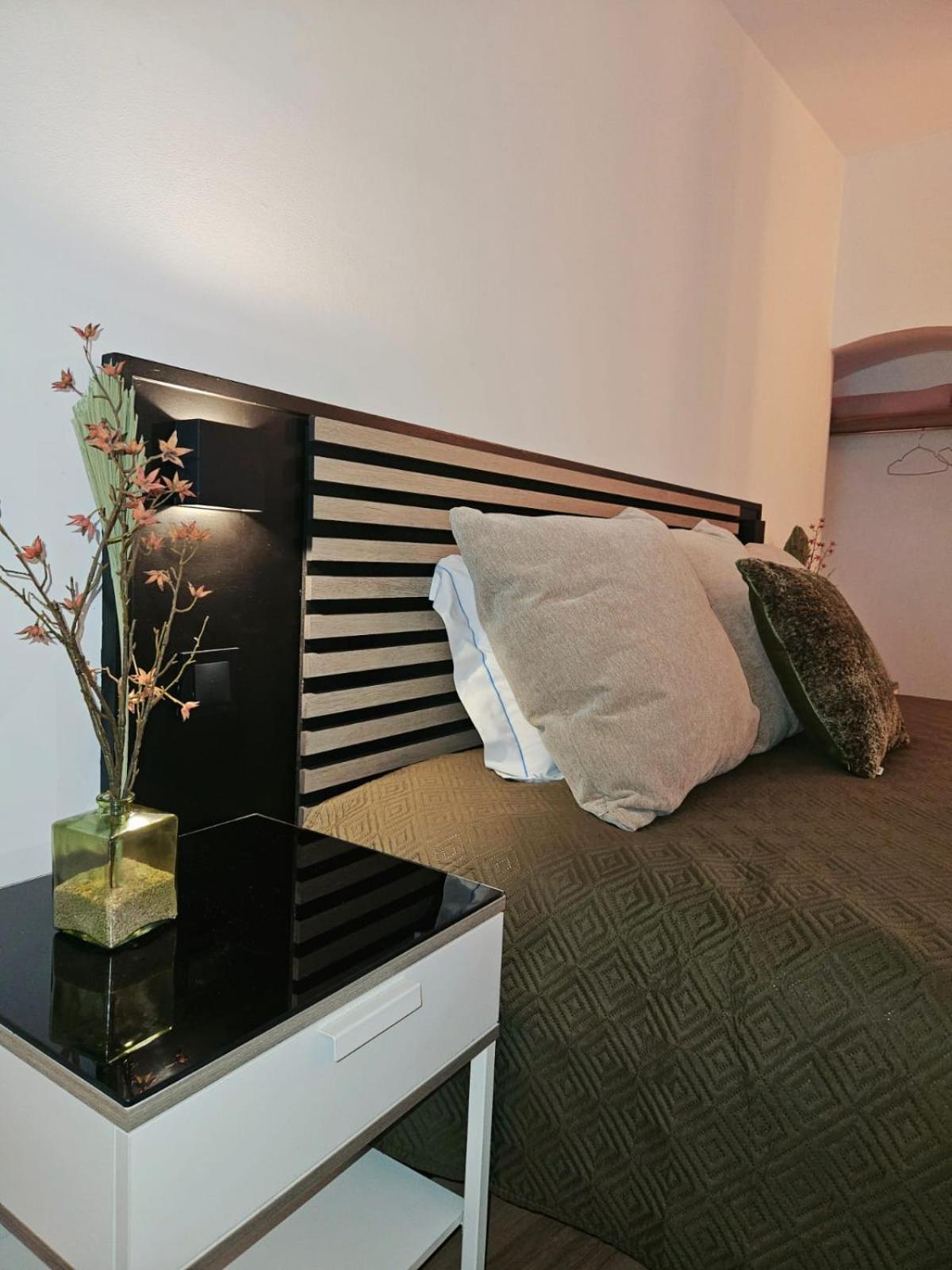 Habitación con cama extragrande.
