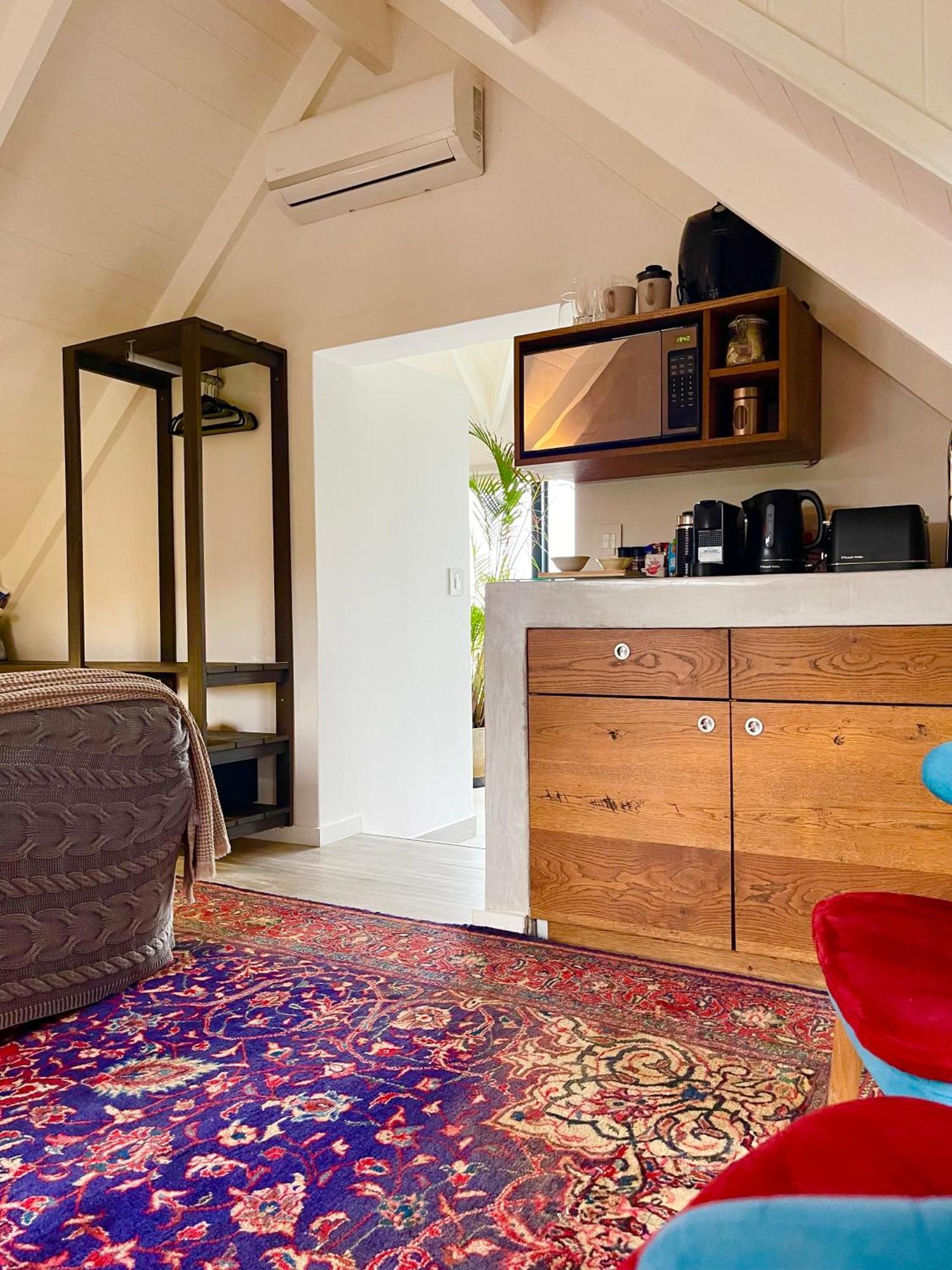 Zimmer mit Queensize-Bett und Gartenblick
