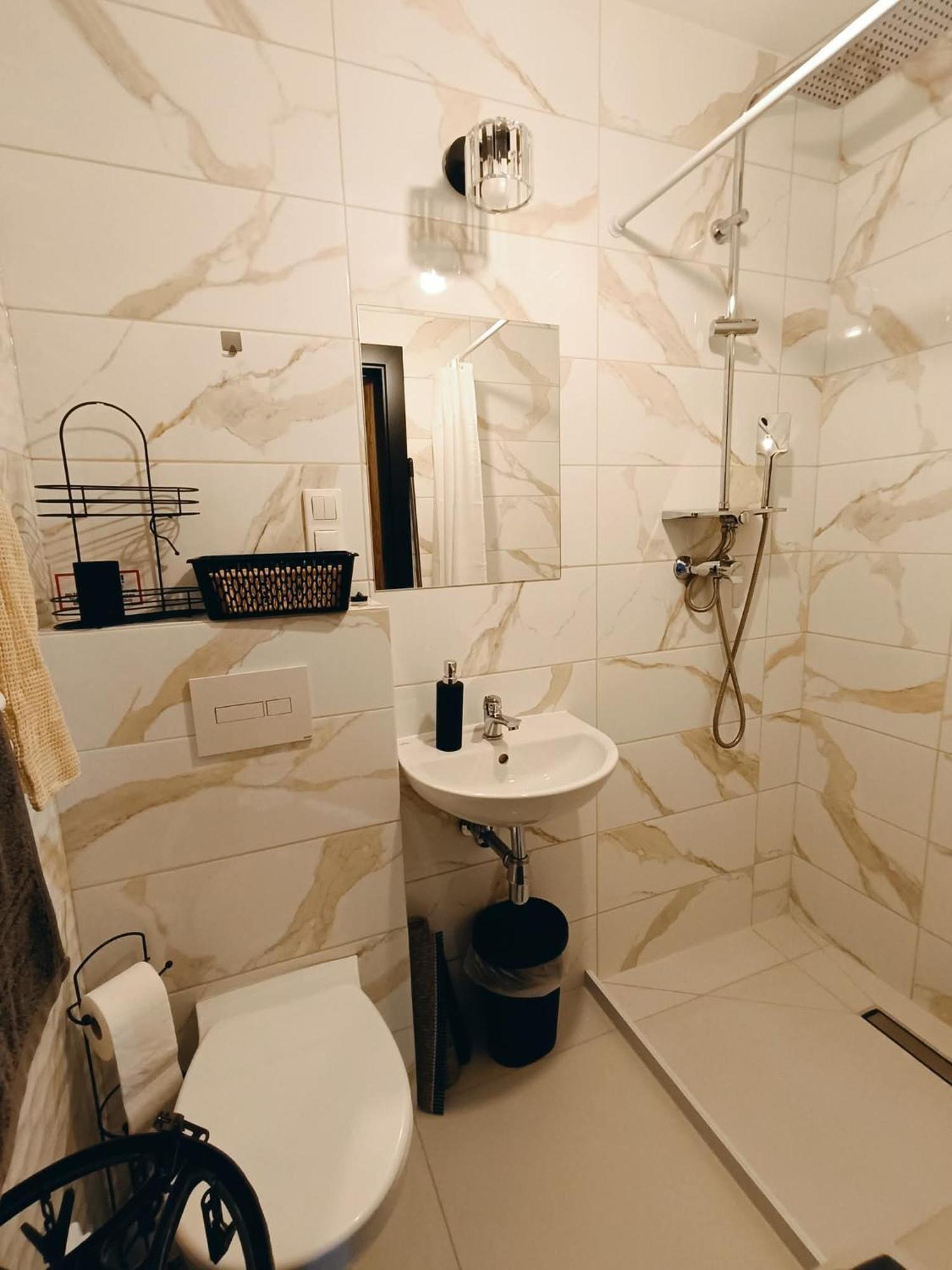 Vierbettzimmer mit eigenem Bad