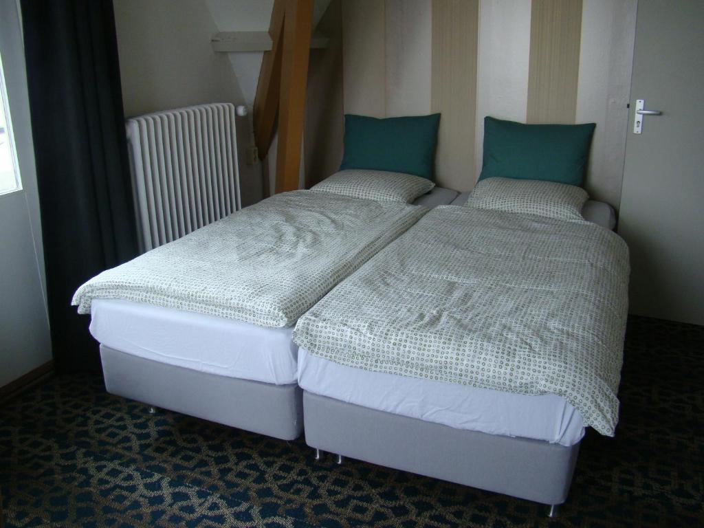 Tweepersoonskamer met 2 Aparte Bedden en Balkon